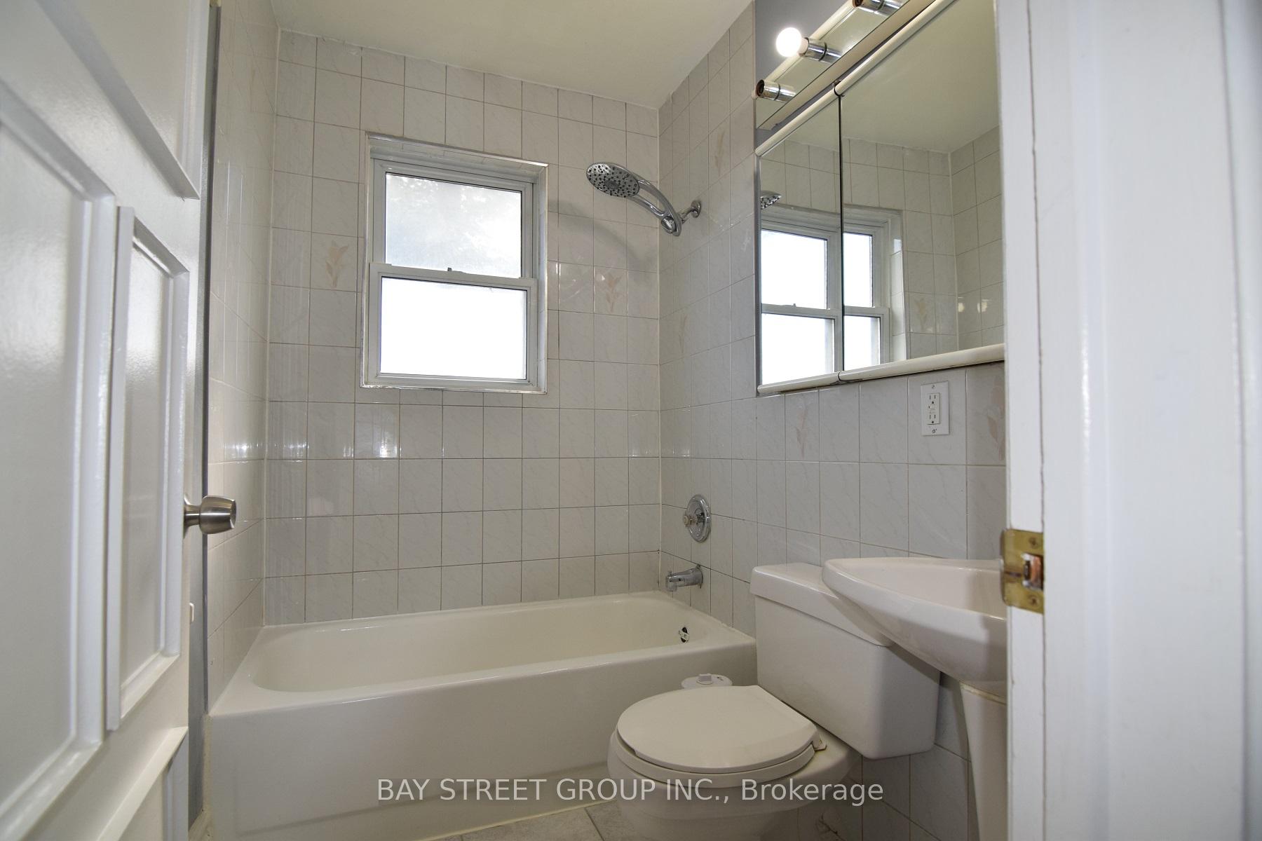 Photo 10 of Unit Upper, 35 Cumberland Dr., Brampton, Brampton North — HOMEH