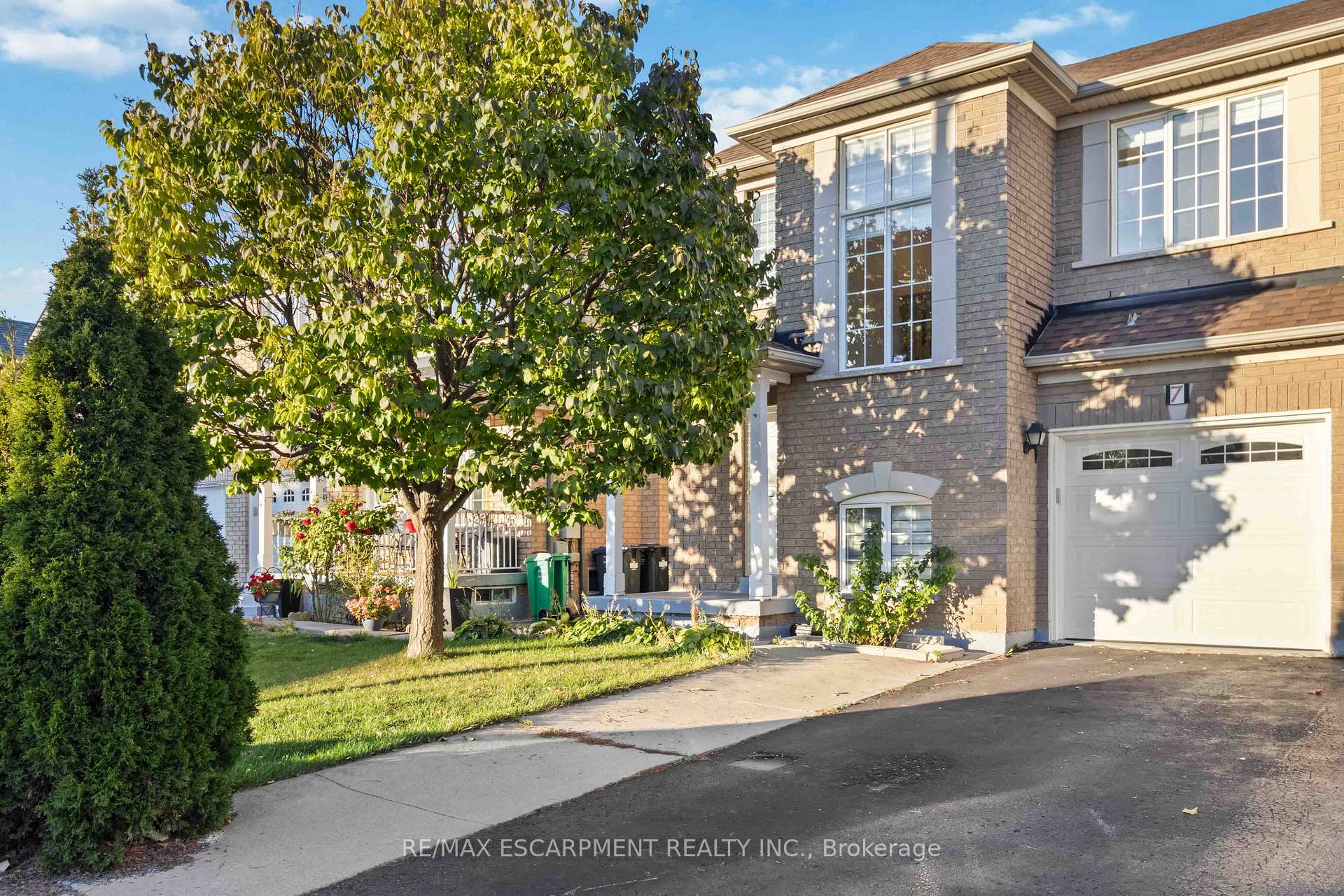 Photo 3 of 7 Wyoming Trail, Brampton, Sandringham-Wellington — HOMEH