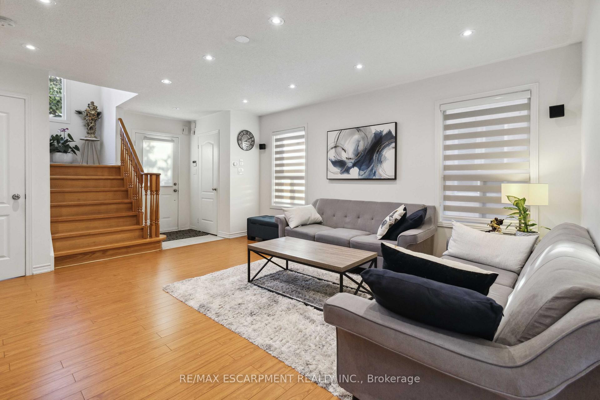 Photo 9 of 7 Wyoming Trail, Brampton, Sandringham-Wellington — HOMEH