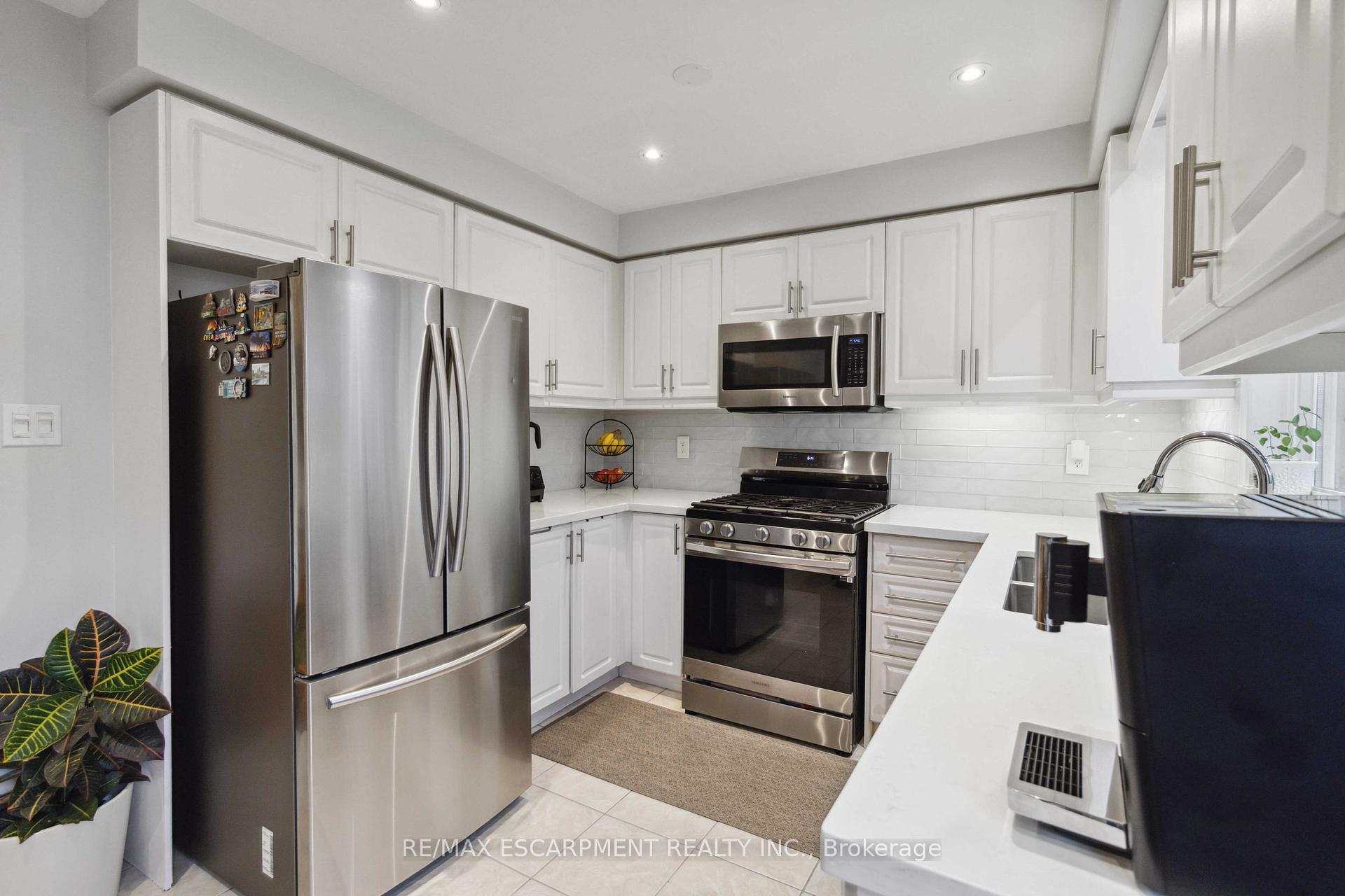 Photo 10 of 7 Wyoming Trail, Brampton, Sandringham-Wellington — HOMEH