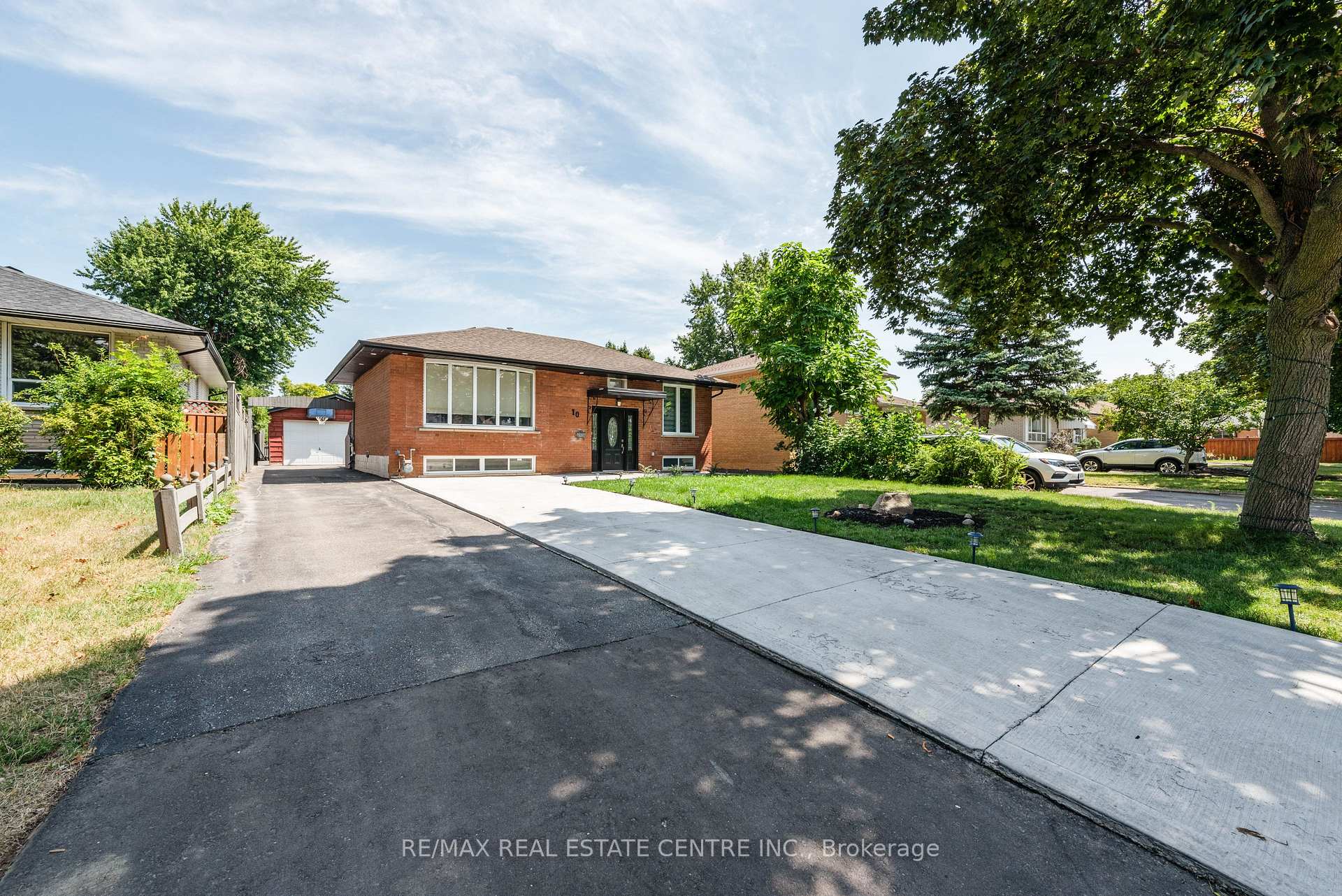 Photo 2 of 10 Grange Drive, Brampton, Northwood Park — HOMEH