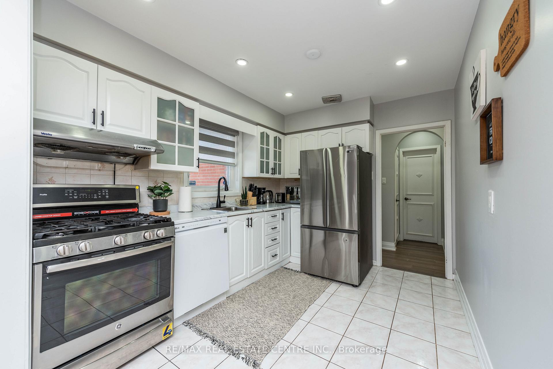 Photo 14 of 10 Grange Drive, Brampton, Northwood Park — HOMEH