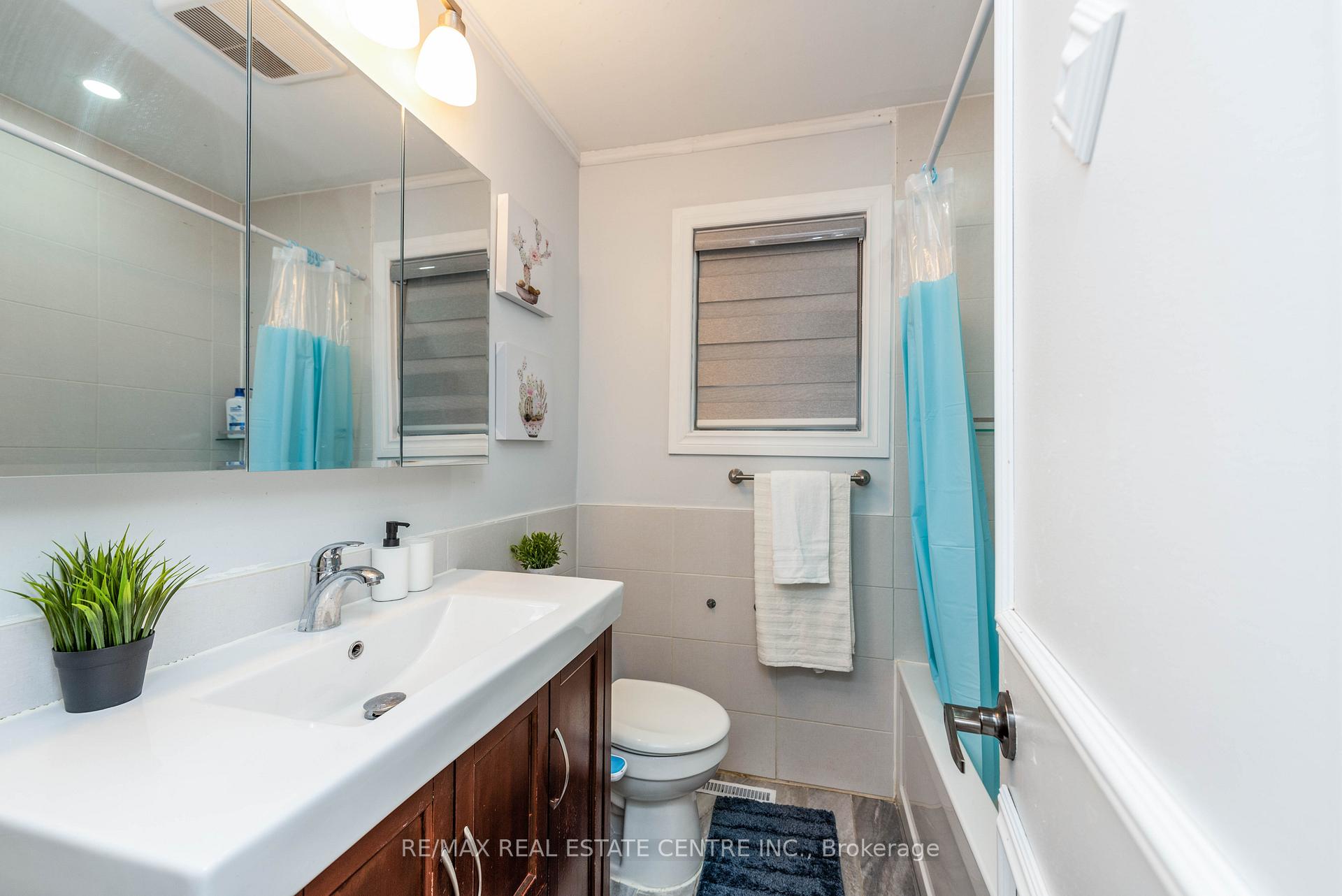 Photo 17 of 10 Grange Drive, Brampton, Northwood Park — HOMEH
