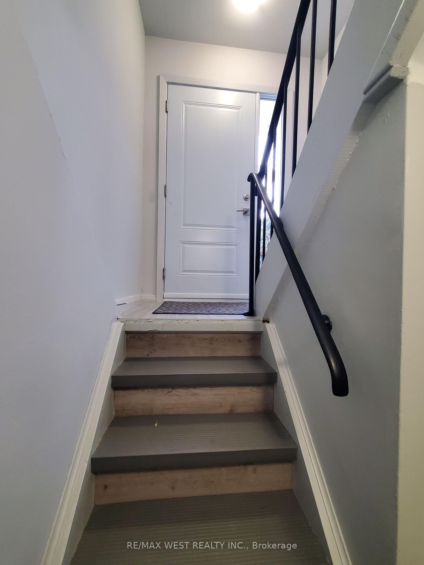 Photo 3 of 17 Virginia Avenue, Toronto, Danforth Village-East York — HOMEH