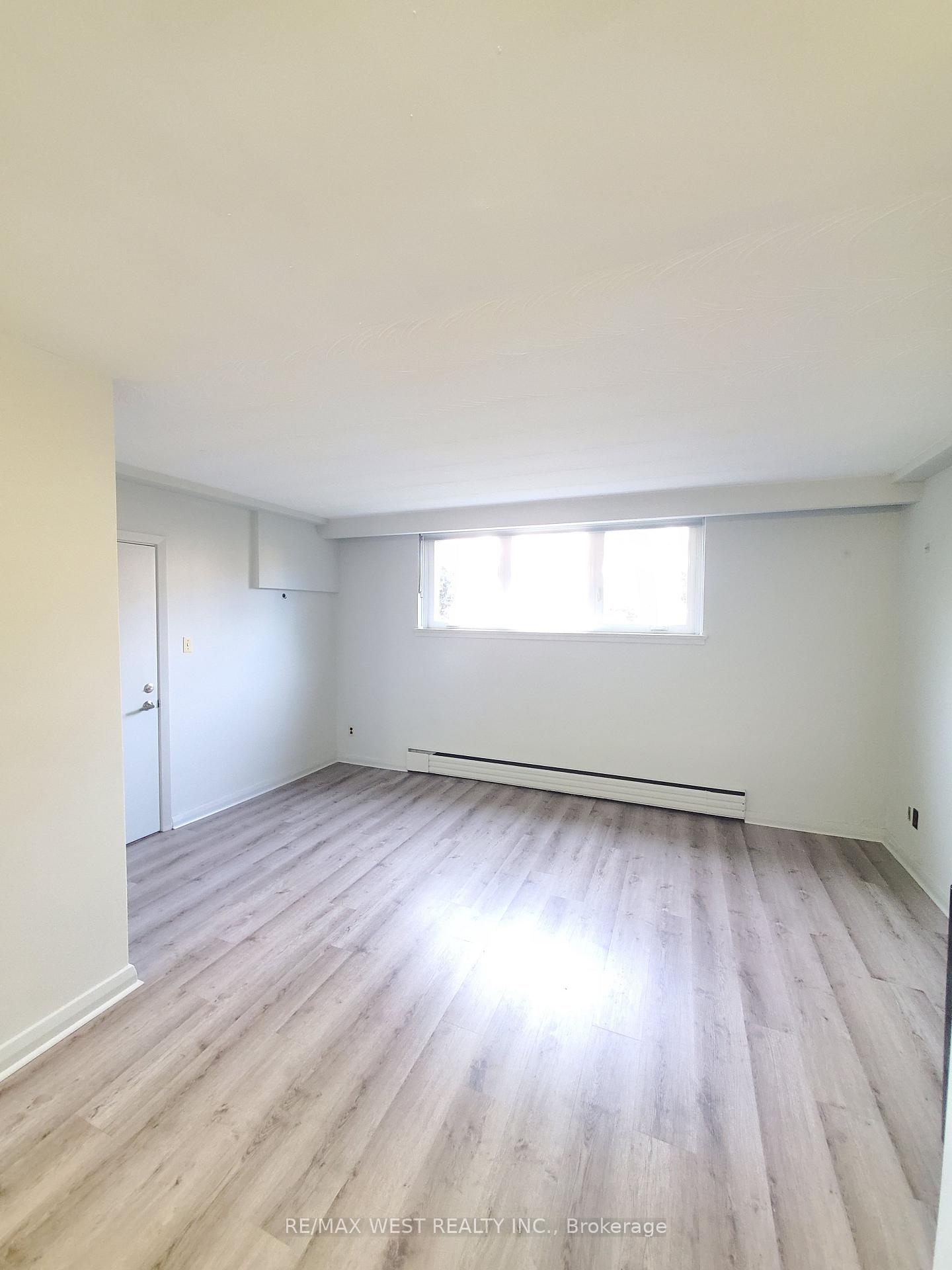 Photo 4 of 17 Virginia Avenue, Toronto, Danforth Village-East York — HOMEH