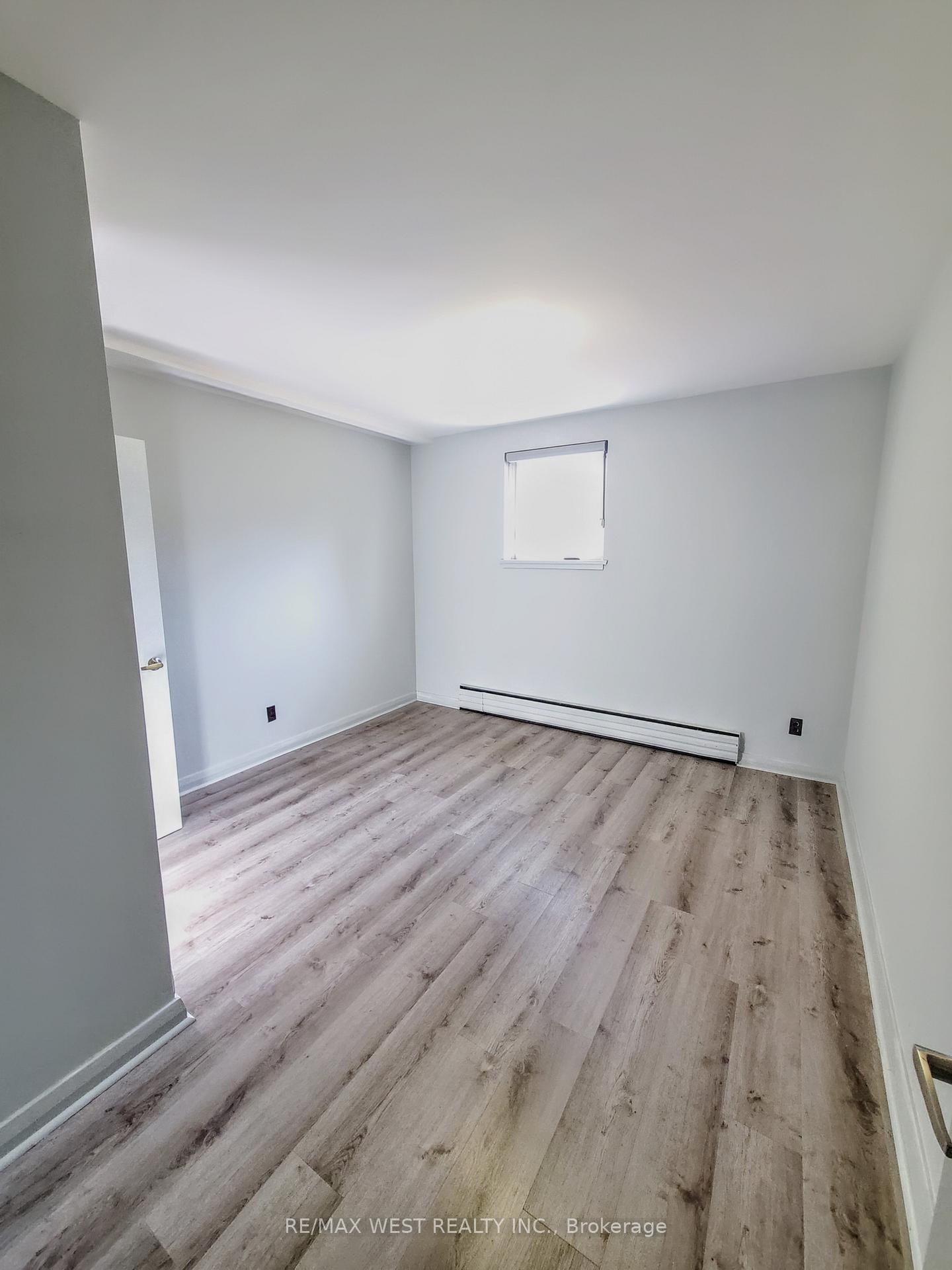Photo 7 of 17 Virginia Avenue, Toronto, Danforth Village-East York — HOMEH