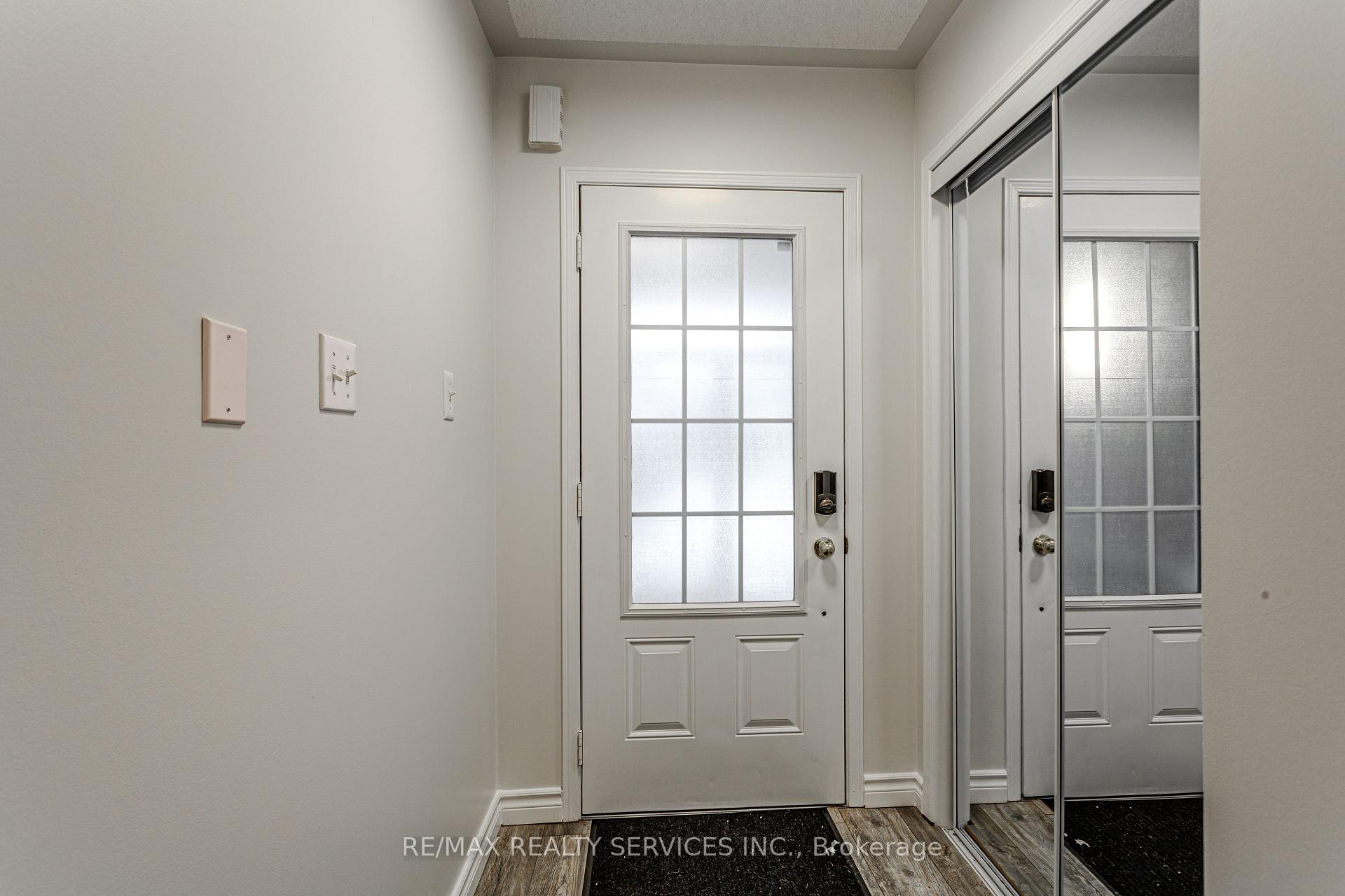 Photo 5 of 93 Venice Gate Drive S, Vaughan, Vellore Village — HOMEH