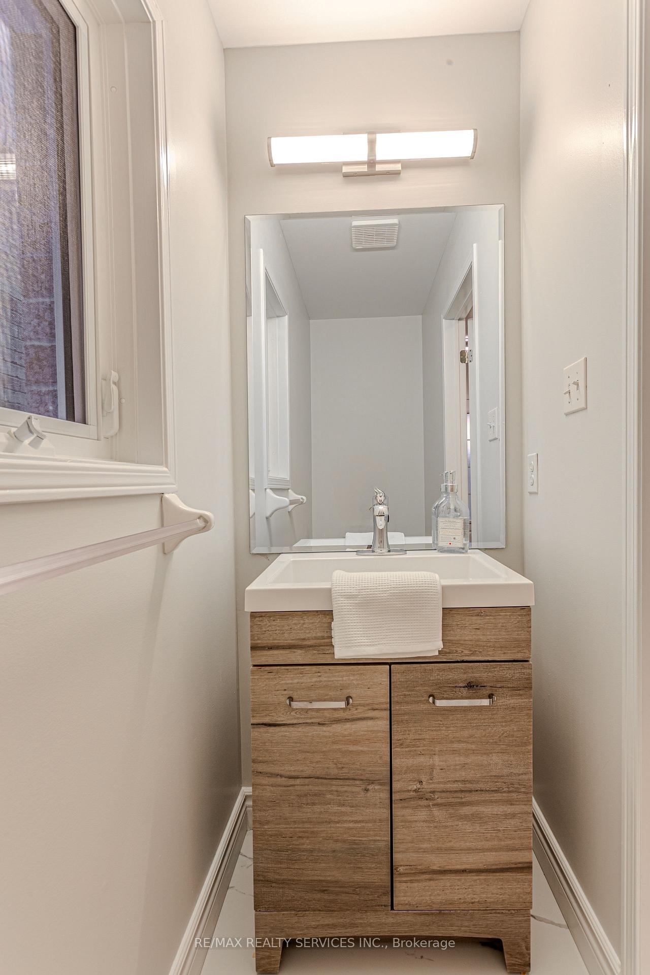 Photo 8 of 93 Venice Gate Drive S, Vaughan, Vellore Village — HOMEH