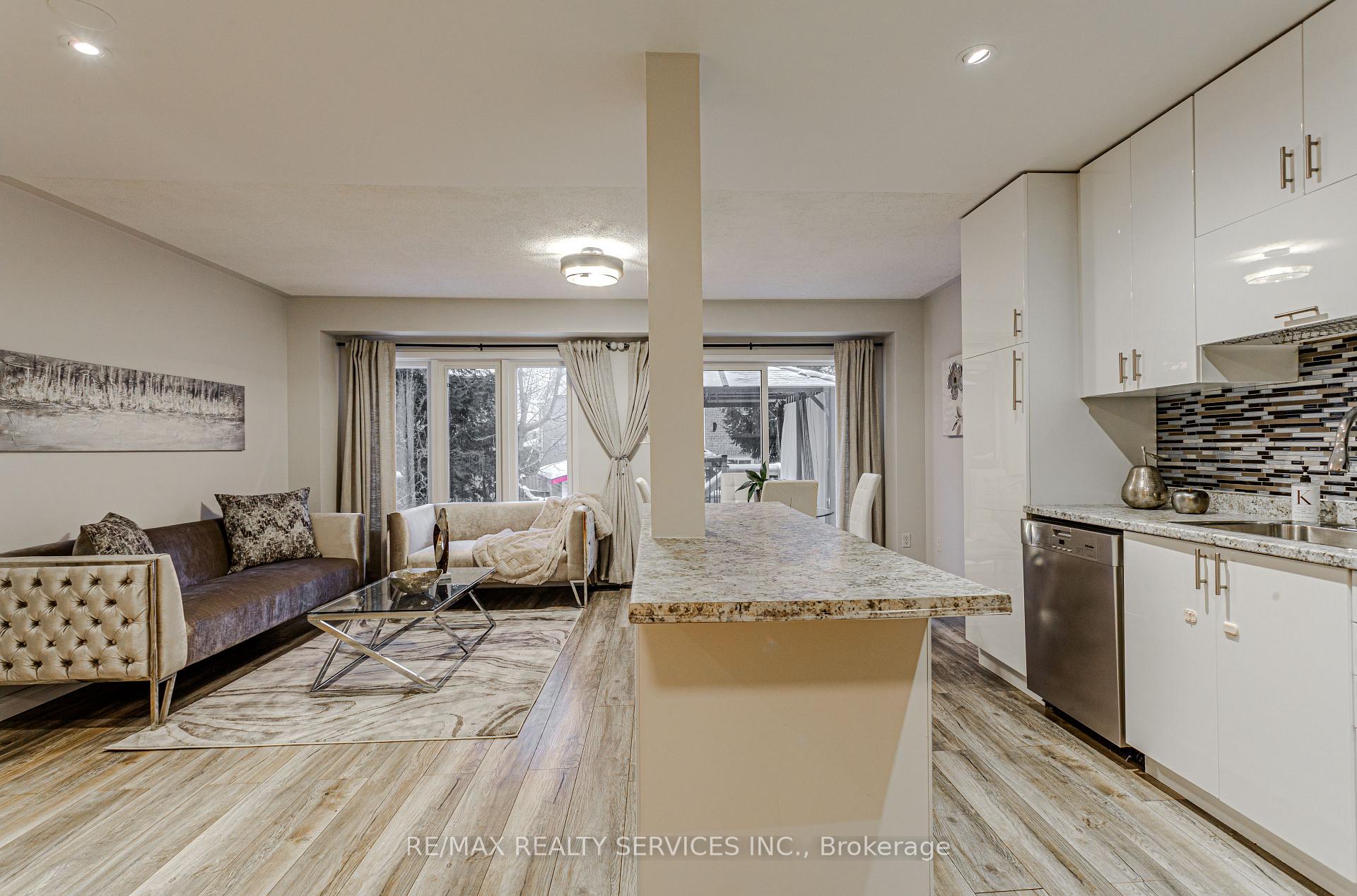 Photo 13 of 93 Venice Gate Drive S, Vaughan, Vellore Village — HOMEH