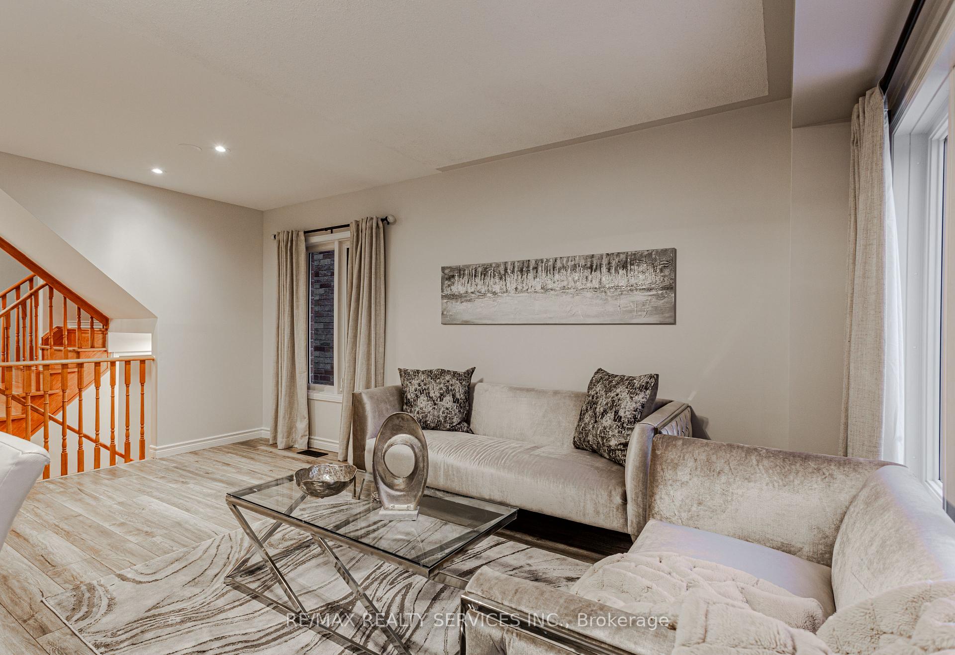 Photo 16 of 93 Venice Gate Drive S, Vaughan, Vellore Village — HOMEH
