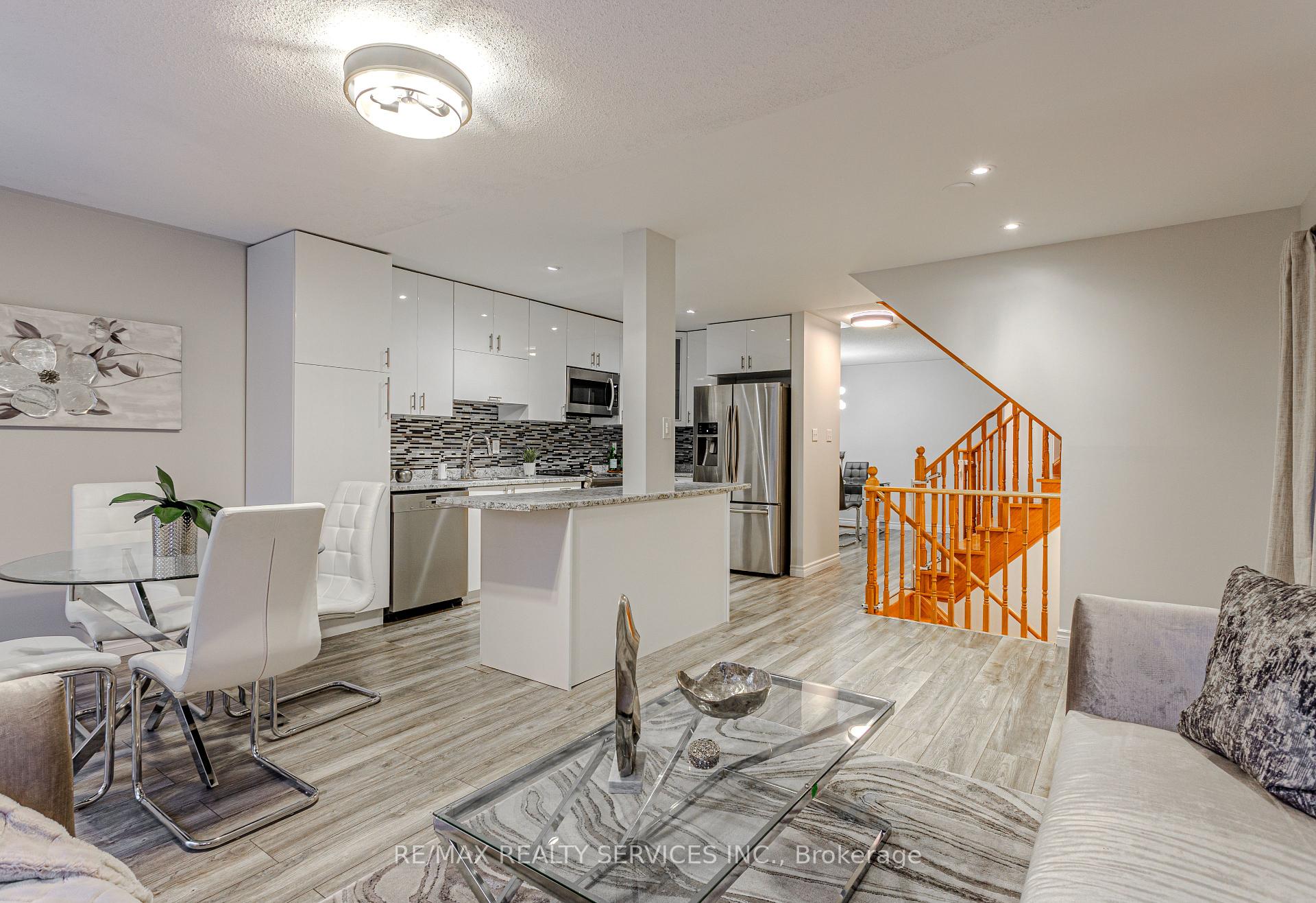 Photo 18 of 93 Venice Gate Drive S, Vaughan, Vellore Village — HOMEH