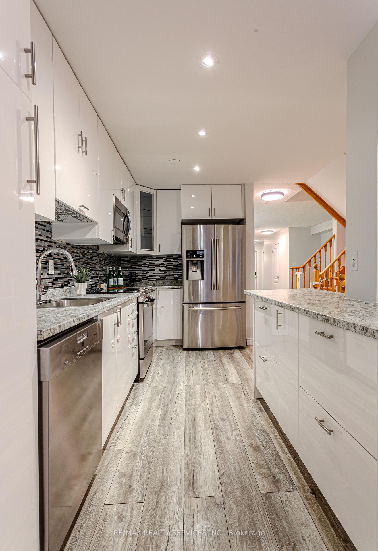 Photo 20 of 93 Venice Gate Drive S, Vaughan, Vellore Village — HOMEH
