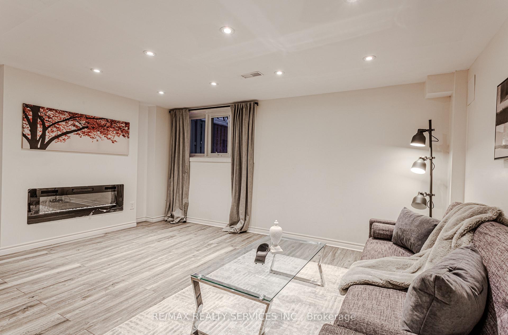 Photo 24 of 93 Venice Gate Drive S, Vaughan, Vellore Village — HOMEH
