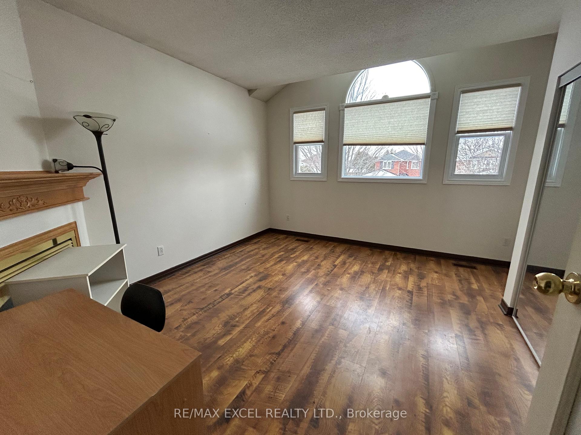 Photo 8 of 118 Stagemaster Crescent, Clarington, Courtice — HOMEH