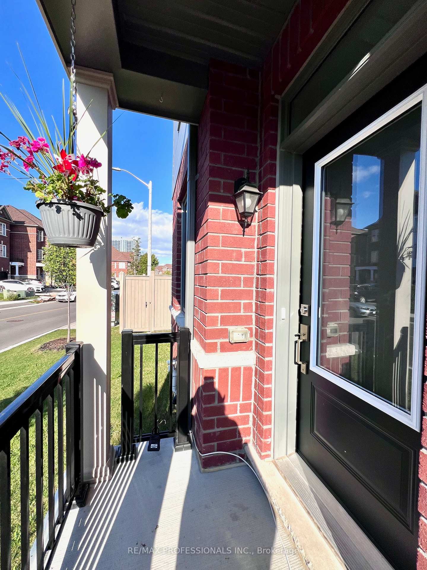 Photo 5 of 111 Haggert Avenue N, Brampton, Downtown Brampton — HOMEH