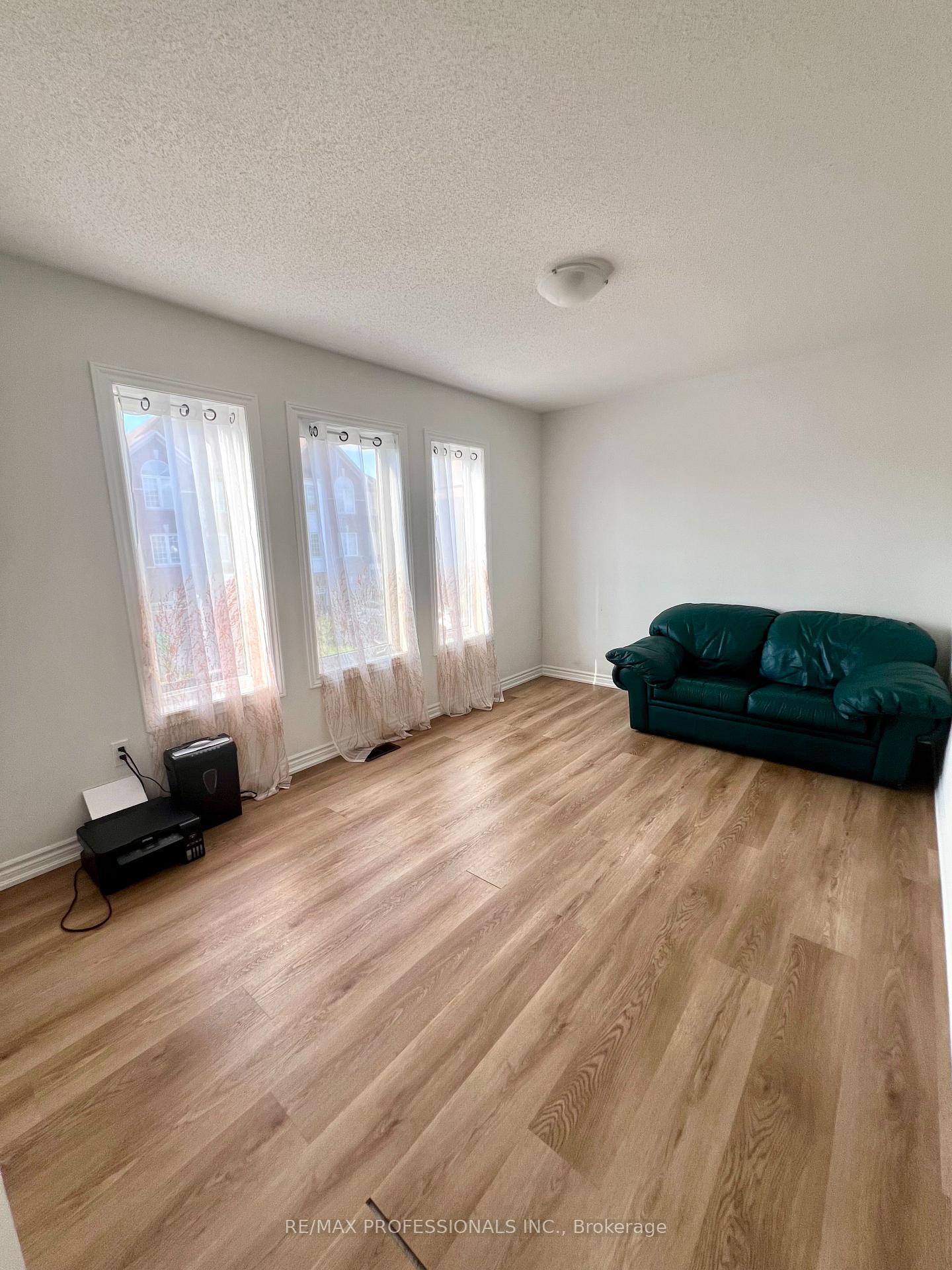 Photo 26 of 111 Haggert Avenue N, Brampton, Downtown Brampton — HOMEH