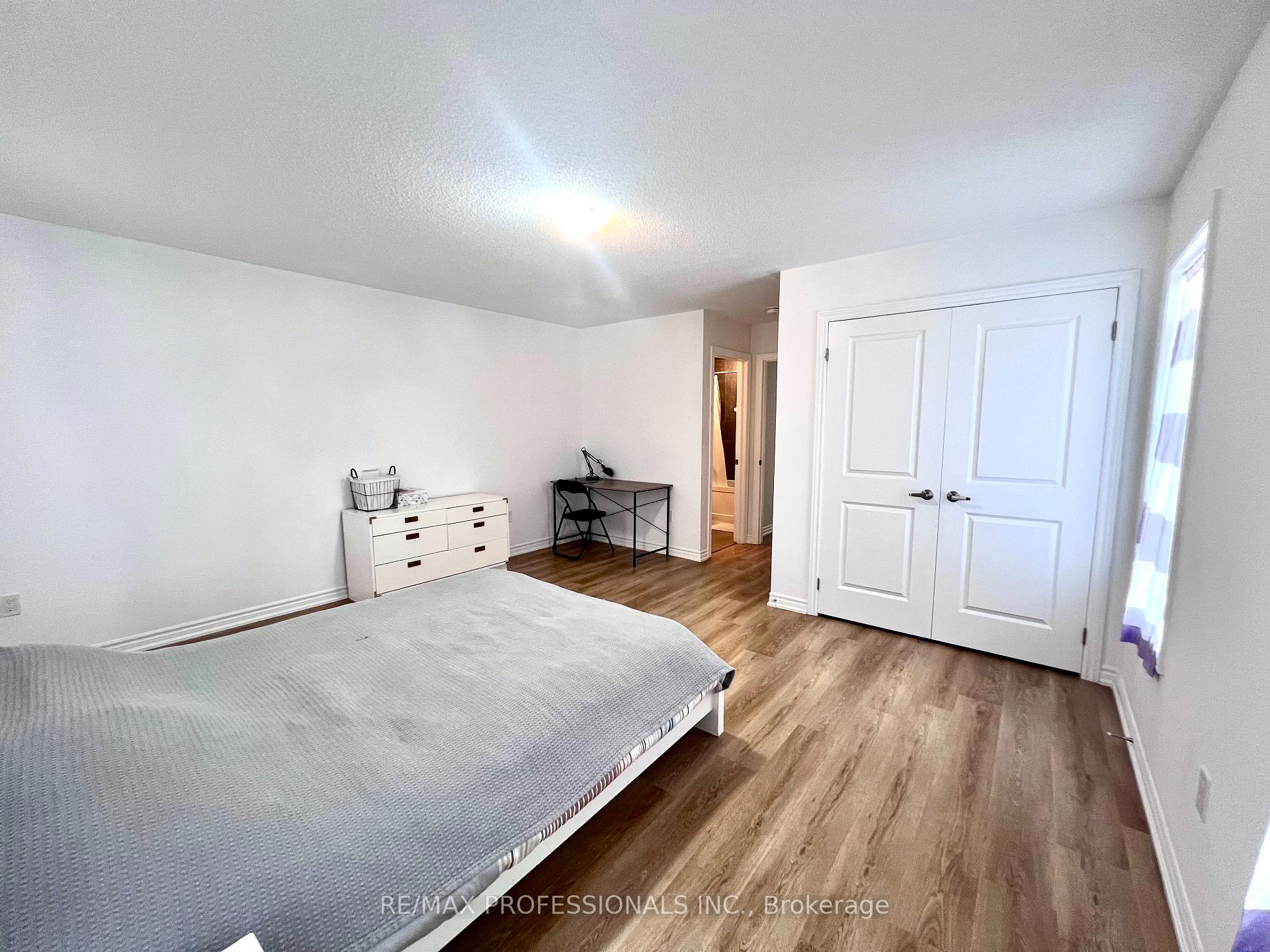 Photo 33 of 111 Haggert Avenue N, Brampton, Downtown Brampton — HOMEH
