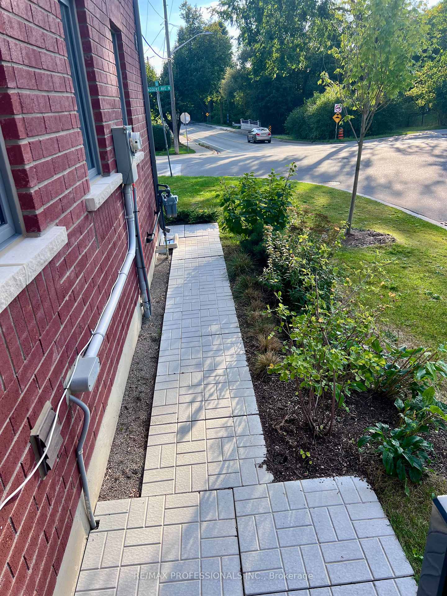Photo 31 of 111 Haggert Avenue N, Brampton, Downtown Brampton — HOMEH