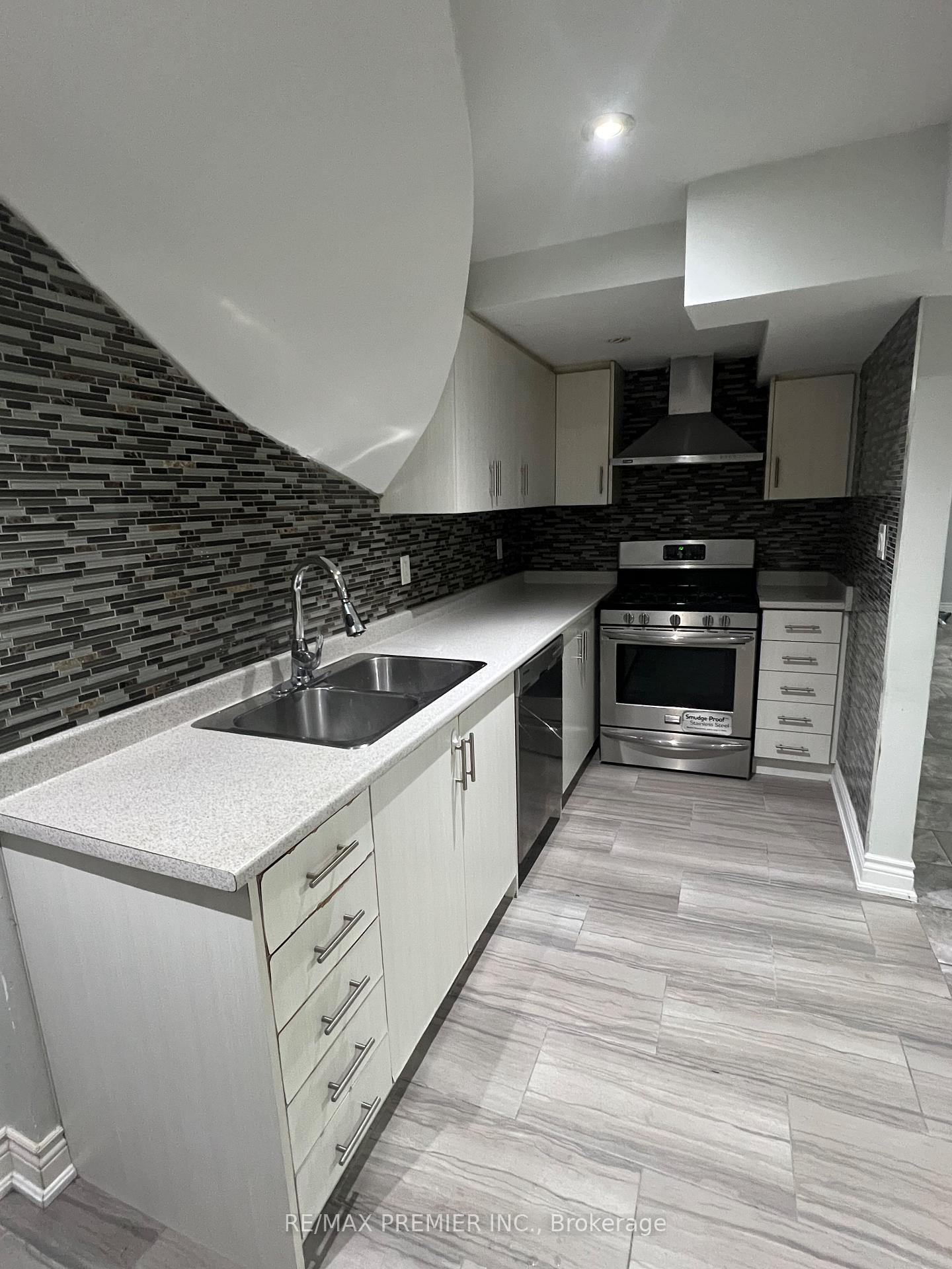 Photo 5 of Unit Bsmt, 67 Cartwright Boulevard, Vaughan, East Woodbridge — HOMEH