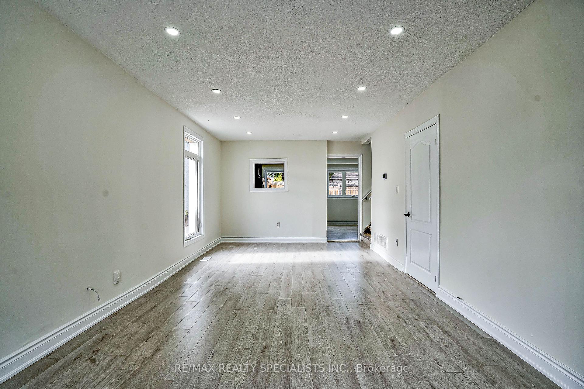 Photo 4 of 143 Glendale Avenue, Hamilton, Crown Point — HOMEH