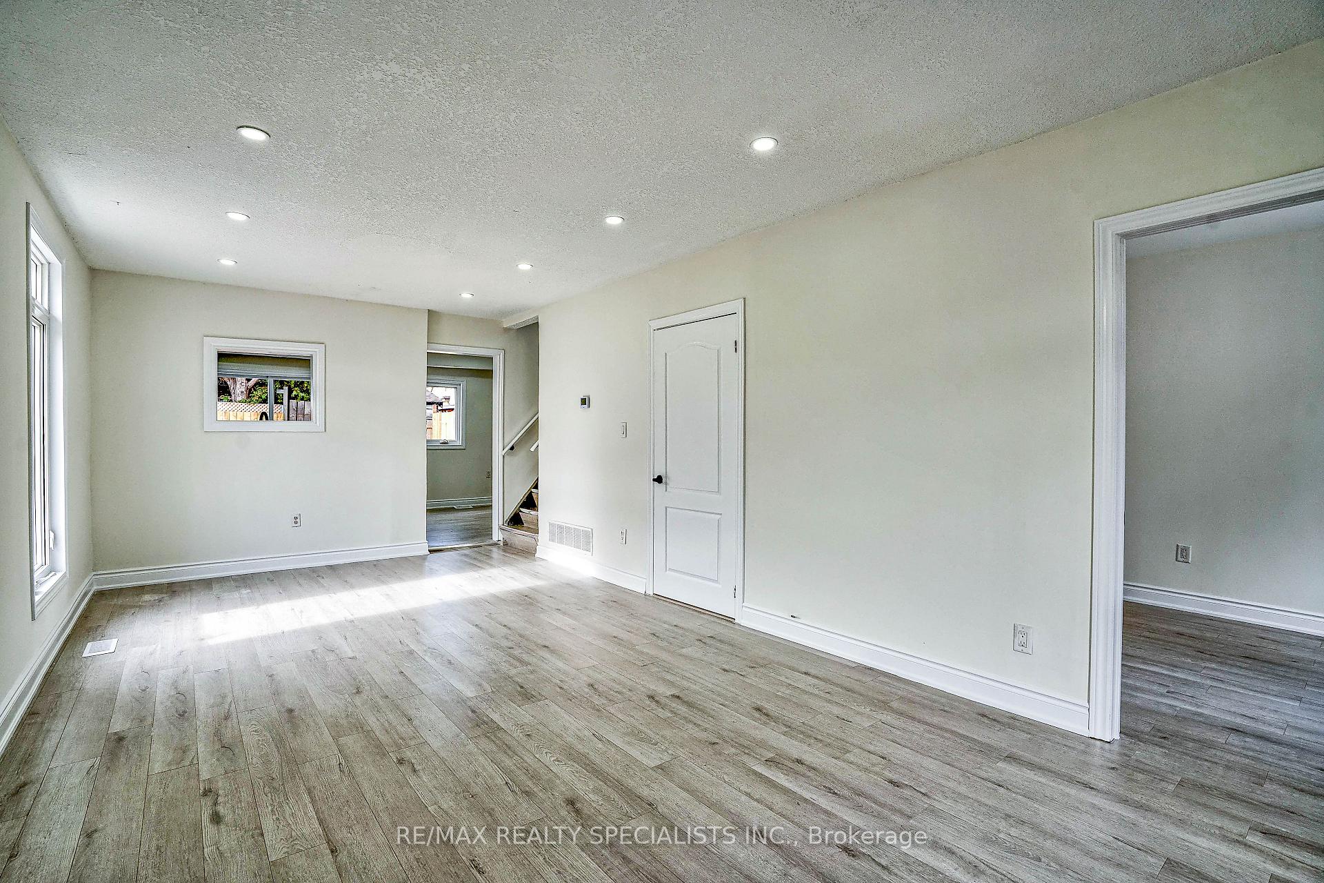 Photo 5 of 143 Glendale Avenue, Hamilton, Crown Point — HOMEH