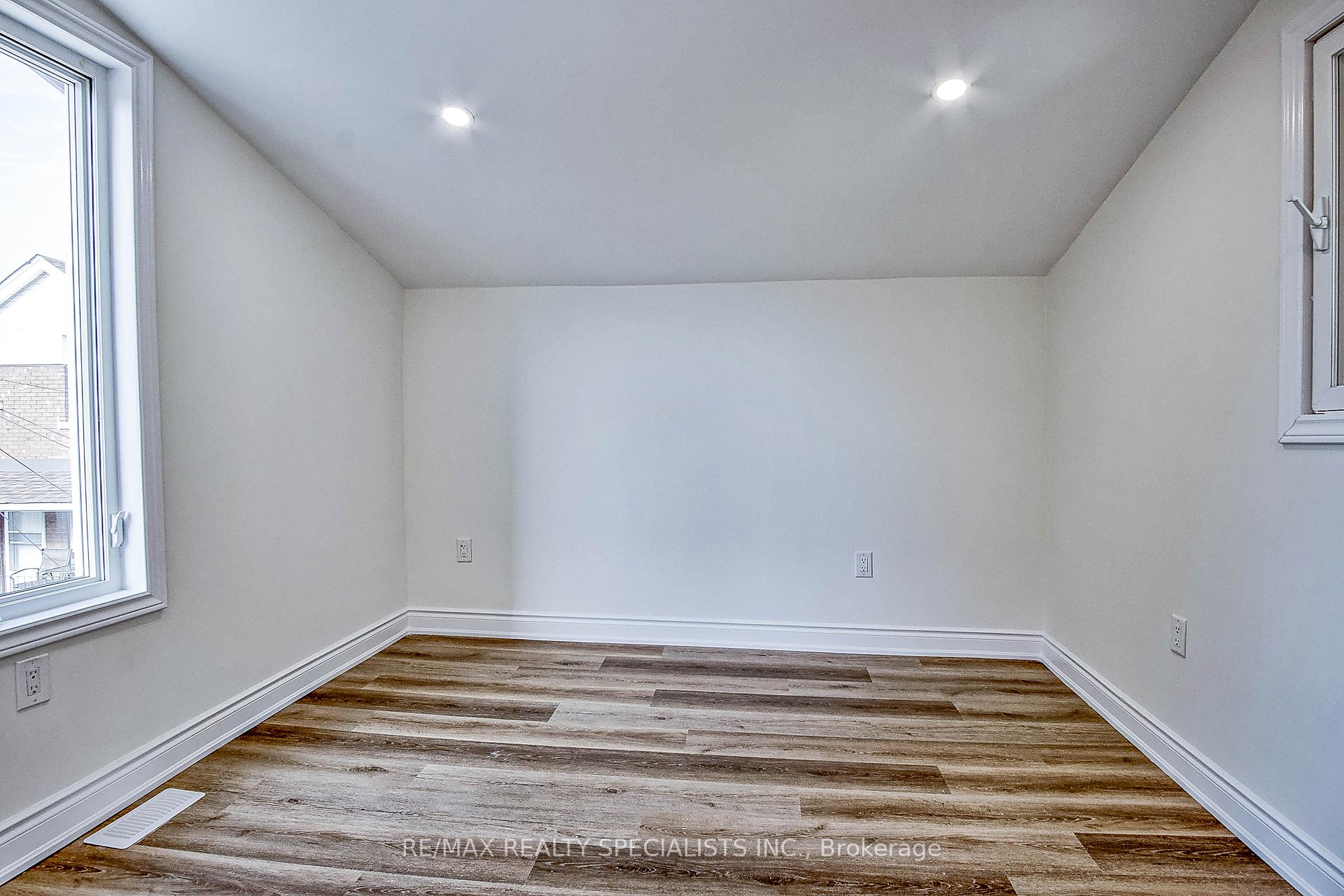 Photo 25 of 143 Glendale Avenue, Hamilton, Crown Point — HOMEH