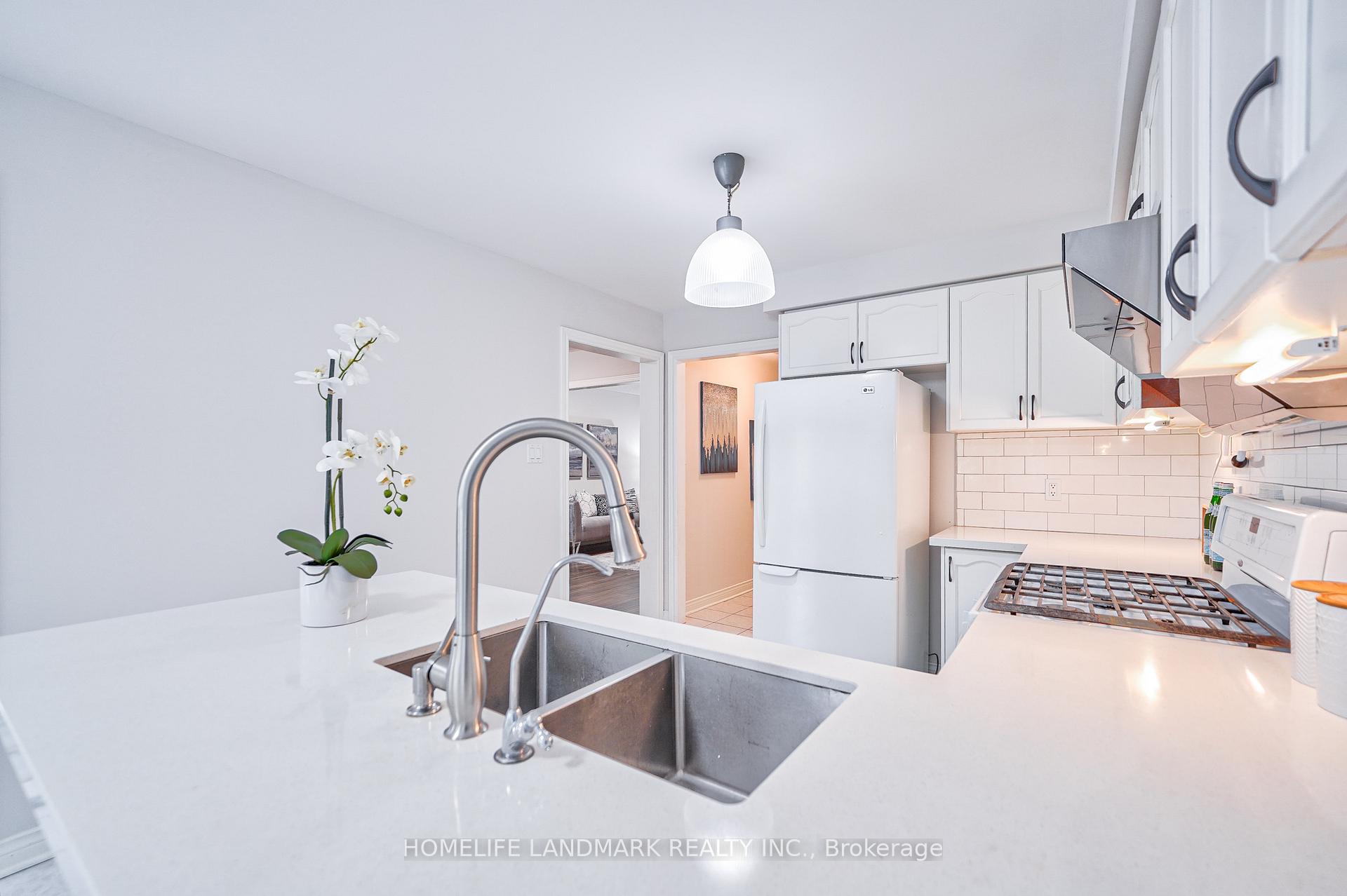 Photo 9 of Unit upper, 258 Stone Road, Aurora, Aurora Grove — HOMEH