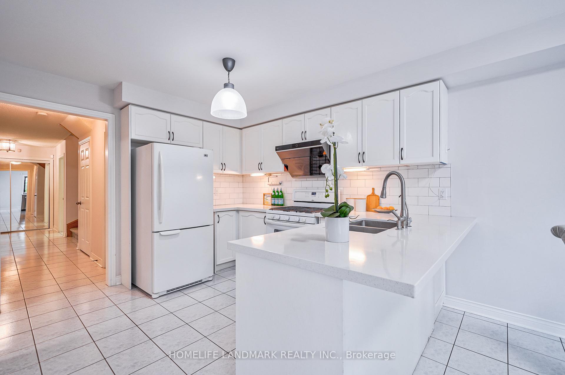 Photo 10 of Unit upper, 258 Stone Road, Aurora, Aurora Grove — HOMEH