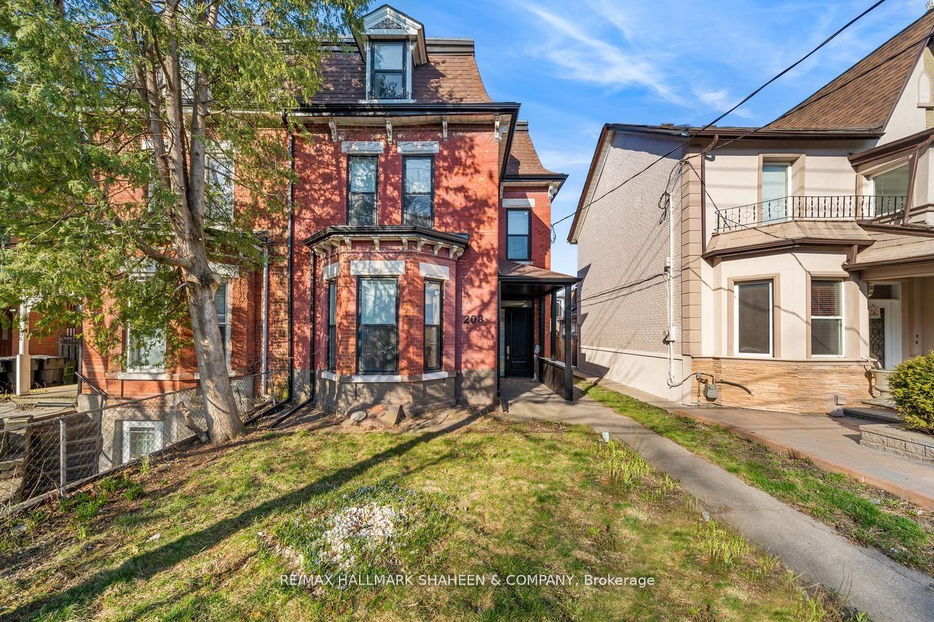 Front of Unit B, 208 Dovercourt Road
