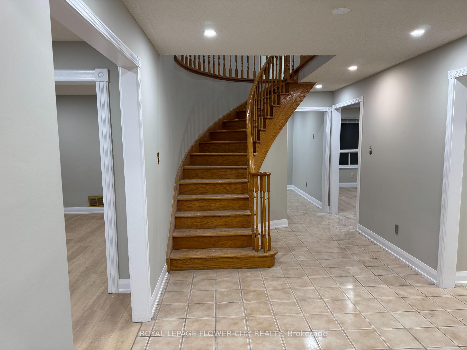 Photo 2 of 52 Dundalk Crescent, Brampton, Heart Lake West — HOMEH
