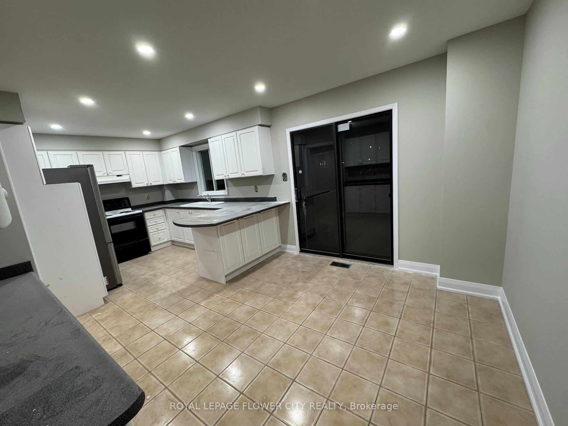 Photo 6 of 52 Dundalk Crescent, Brampton, Heart Lake West — HOMEH