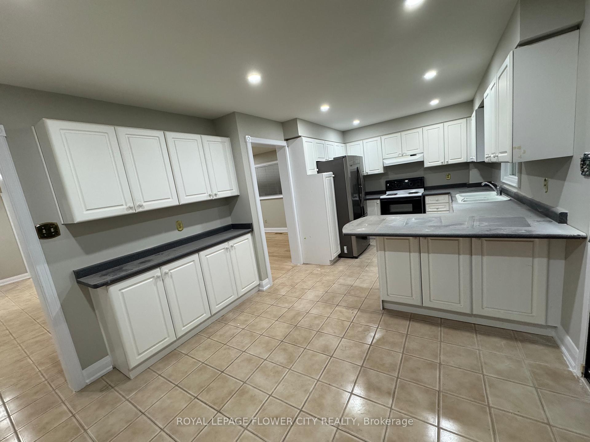 Photo 8 of 52 Dundalk Crescent, Brampton, Heart Lake West — HOMEH