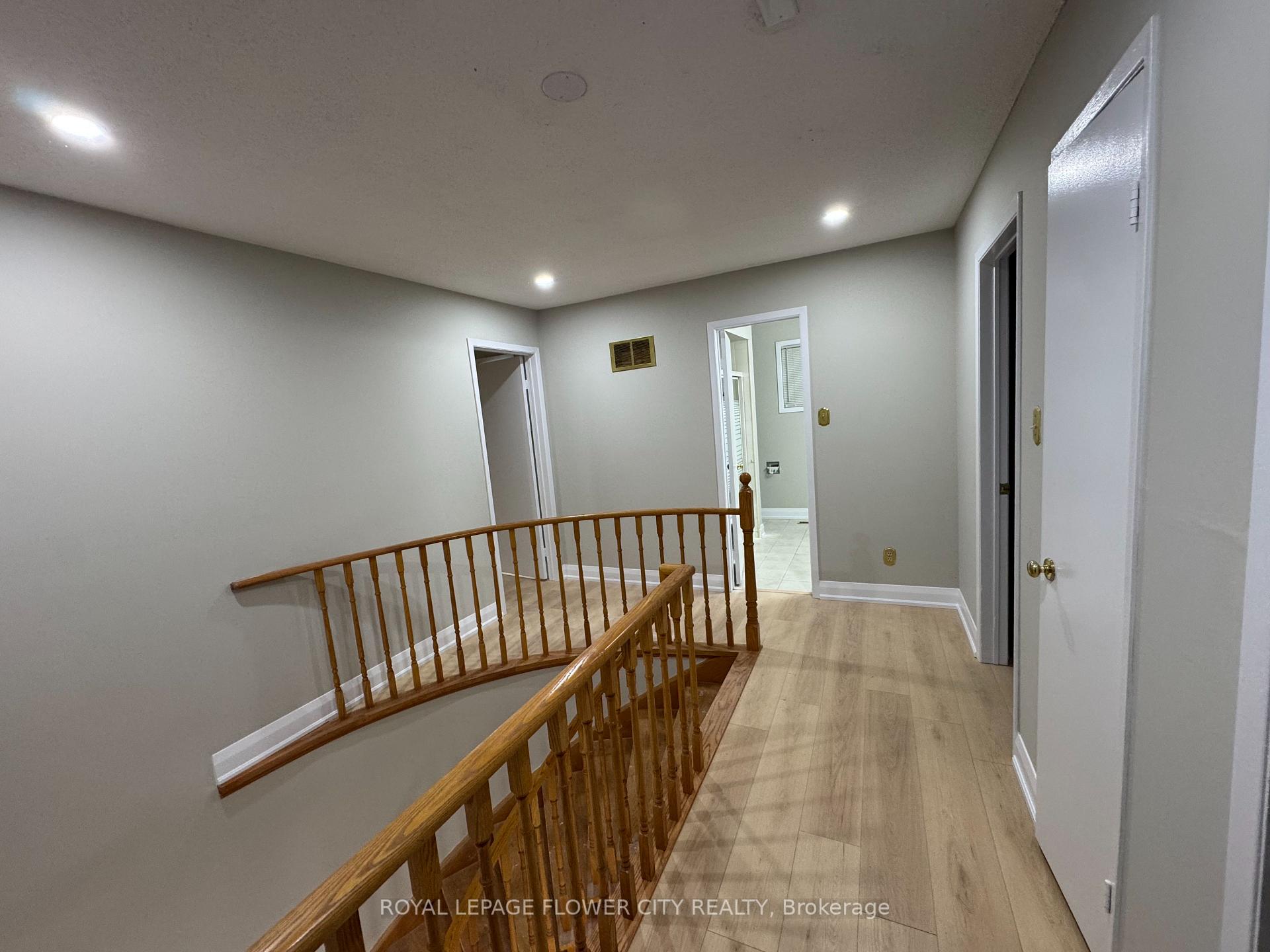 Photo 11 of 52 Dundalk Crescent, Brampton, Heart Lake West — HOMEH