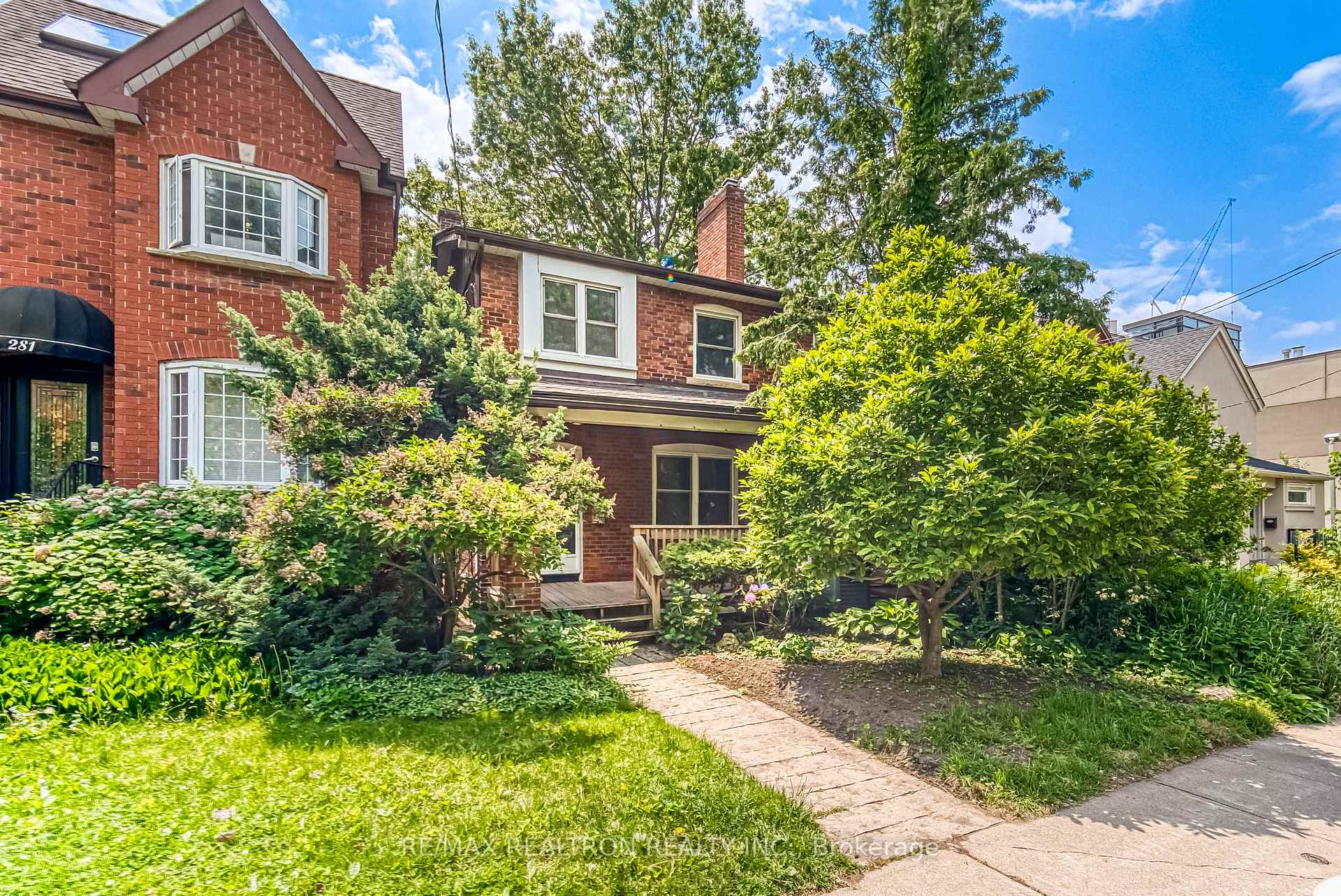 Front of Unit 1&2 Flr, 279 Davisville Avenue