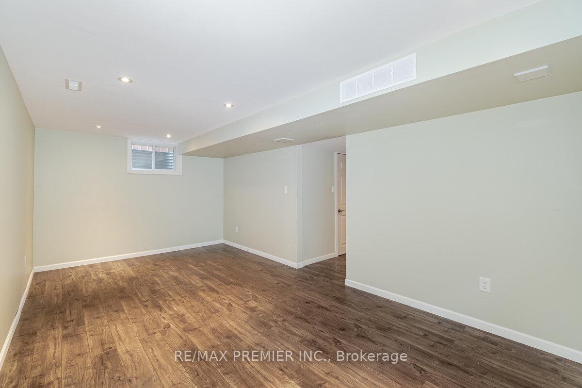 Photo 23 of 84 Silver Maple Crescent, Barrie, Holly — HOMEH