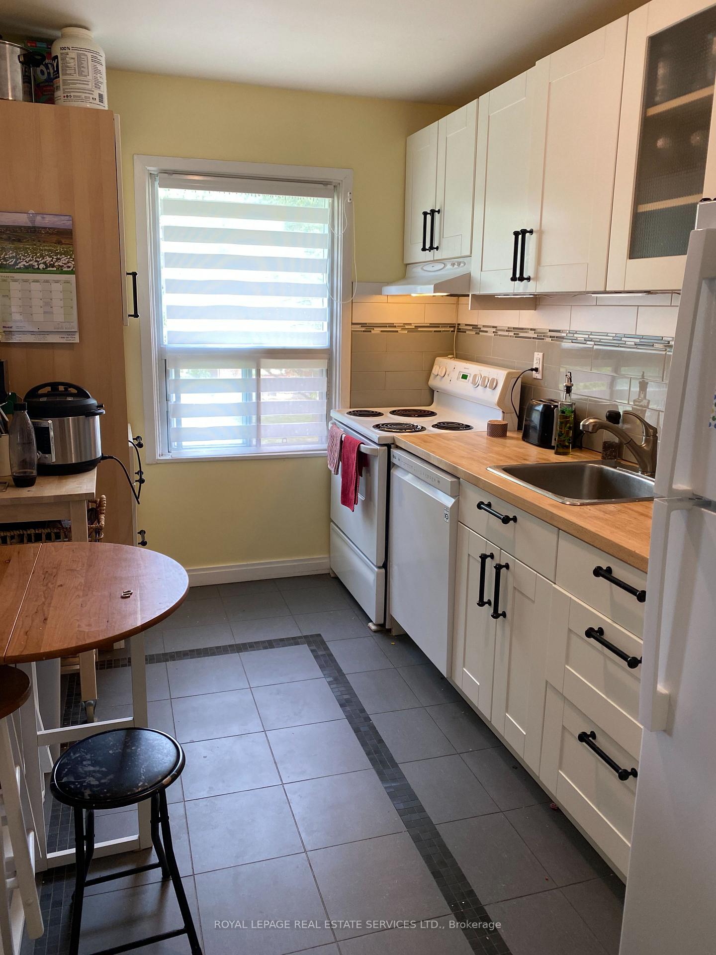 Photo 3 of Unit 2nd, 3 Yorkview Drive, Etobicoke, Stonegate-Queensway — HOMEH