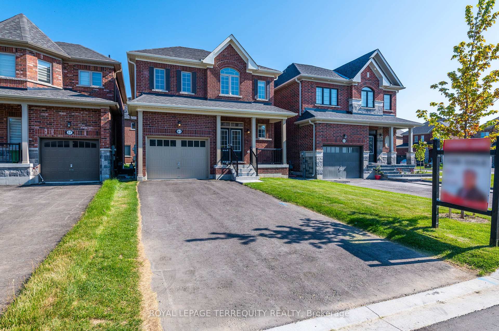 Photo 2 of 61 Jack Potts Way, Clarington, Courtice — HOMEH