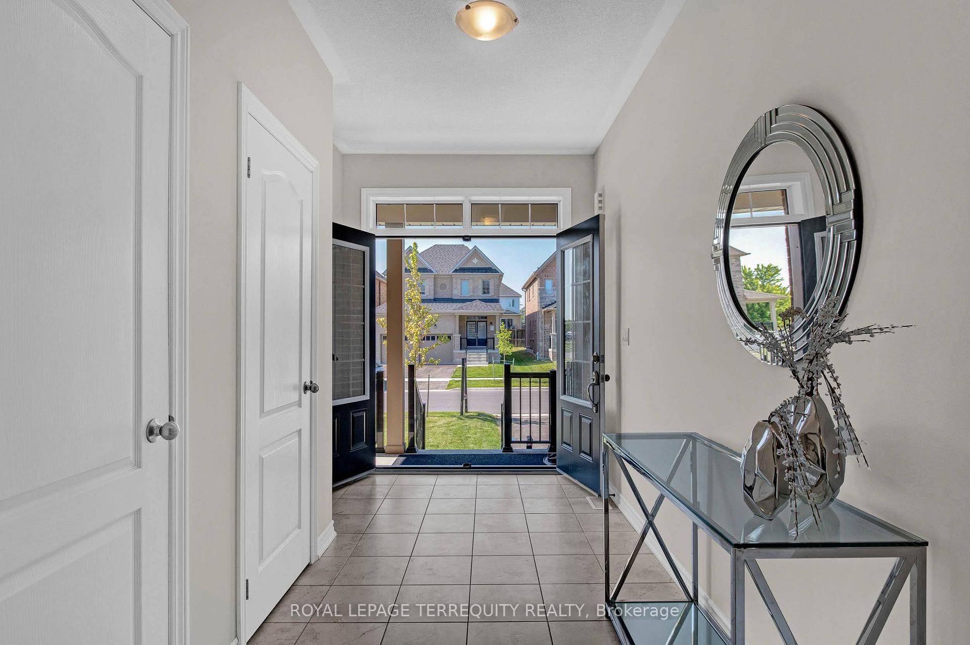 Photo 5 of 61 Jack Potts Way, Clarington, Courtice — HOMEH
