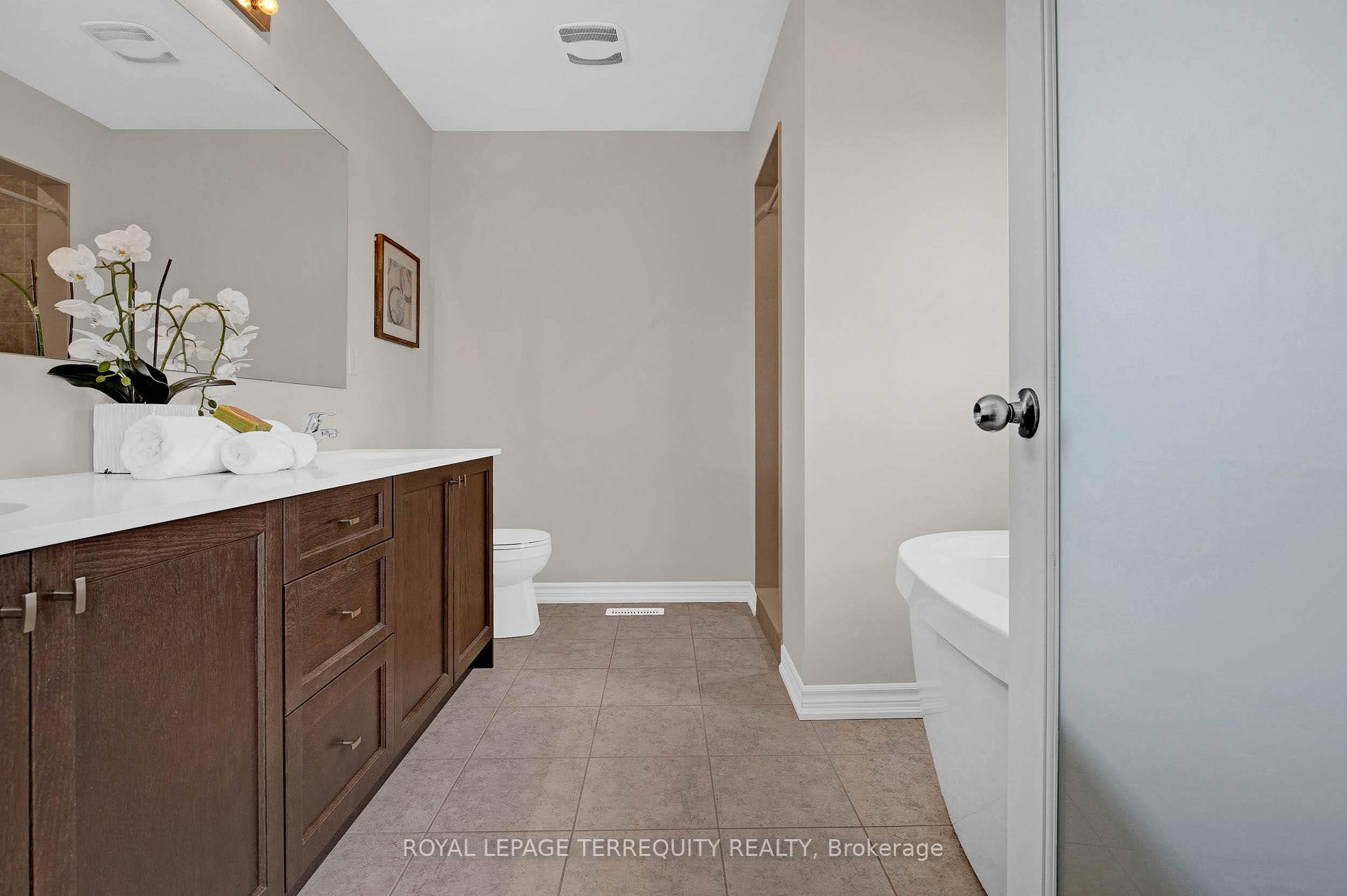 Photo 22 of 61 Jack Potts Way, Clarington, Courtice — HOMEH