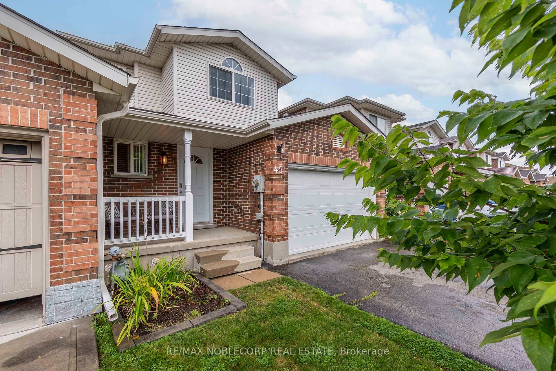 Photo 4 of 45 Hewitt Lane, Guelph, Willow West/Sugarbush/West Acres — HOMEH