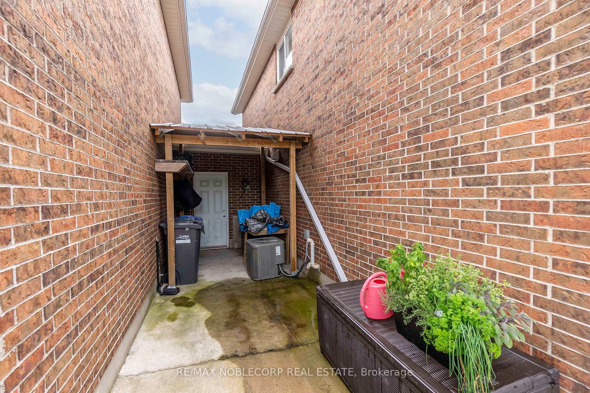 Photo 30 of 45 Hewitt Lane, Guelph, Willow West/Sugarbush/West Acres — HOMEH