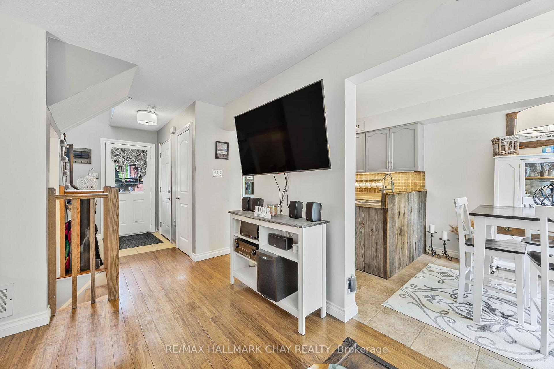 Photo 2 of 44 Pickett Crescent, Barrie, Innis-Shore — HOMEH