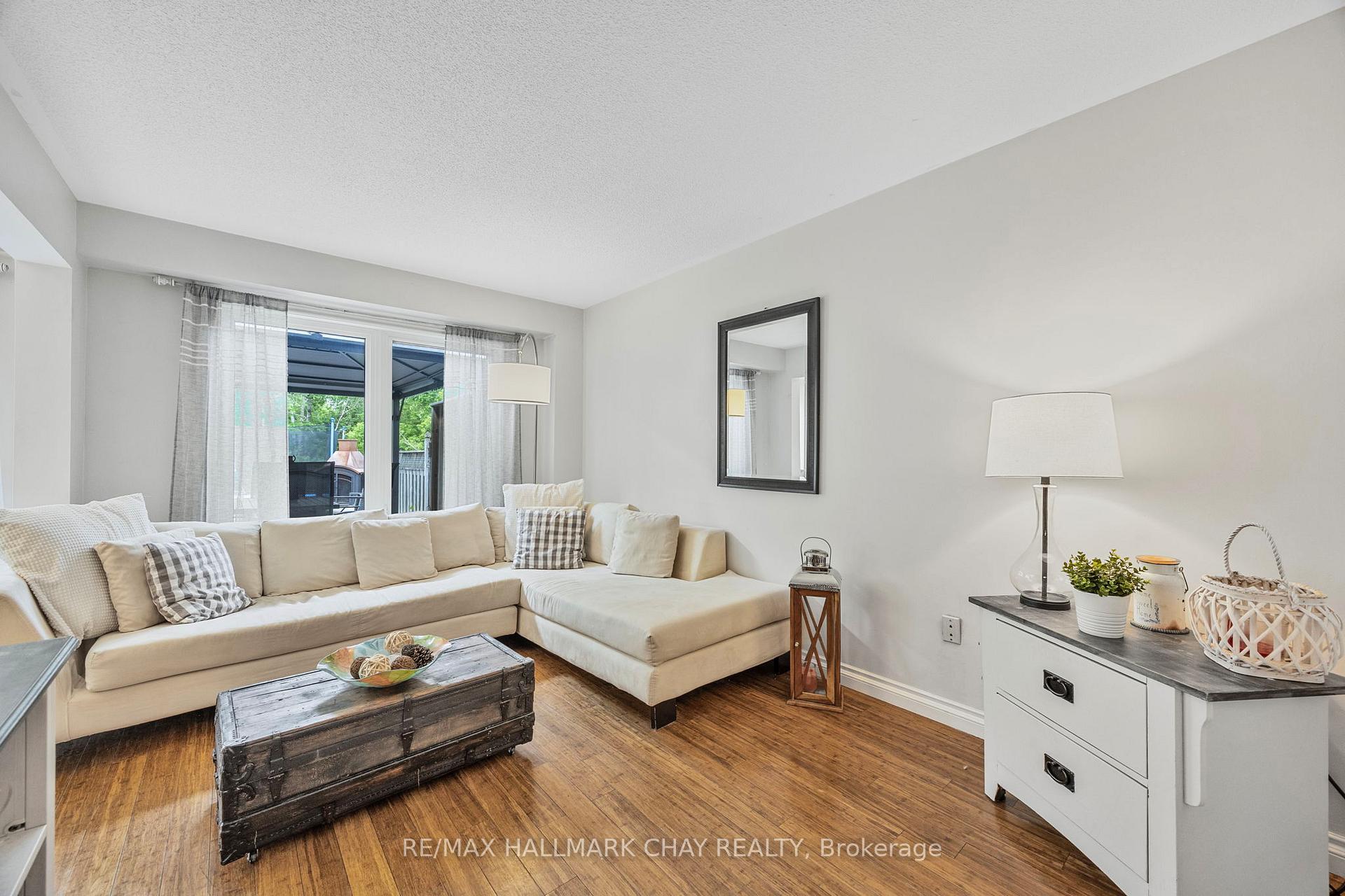 Photo 3 of 44 Pickett Crescent, Barrie, Innis-Shore — HOMEH