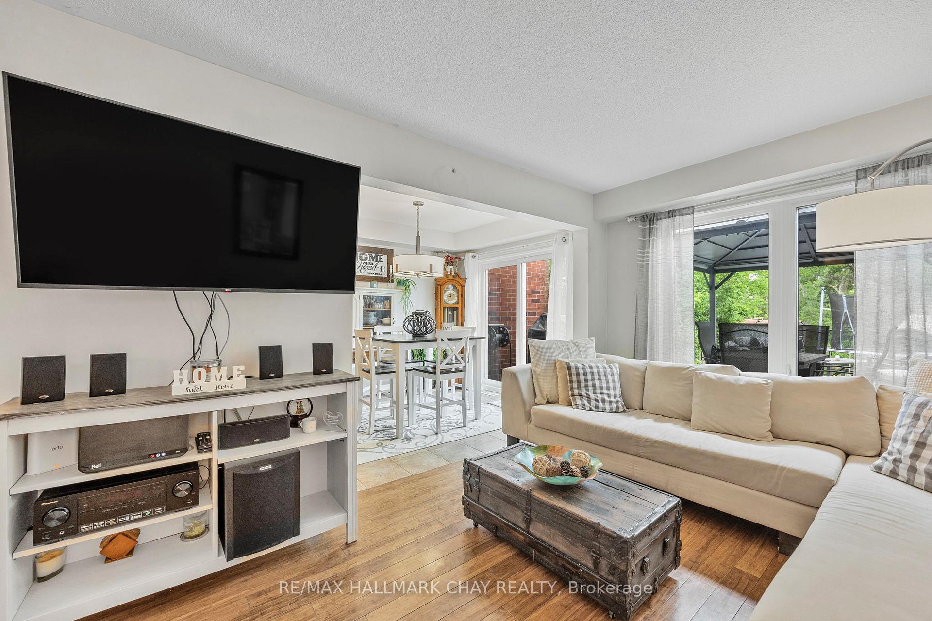 Photo 4 of 44 Pickett Crescent, Barrie, Innis-Shore — HOMEH