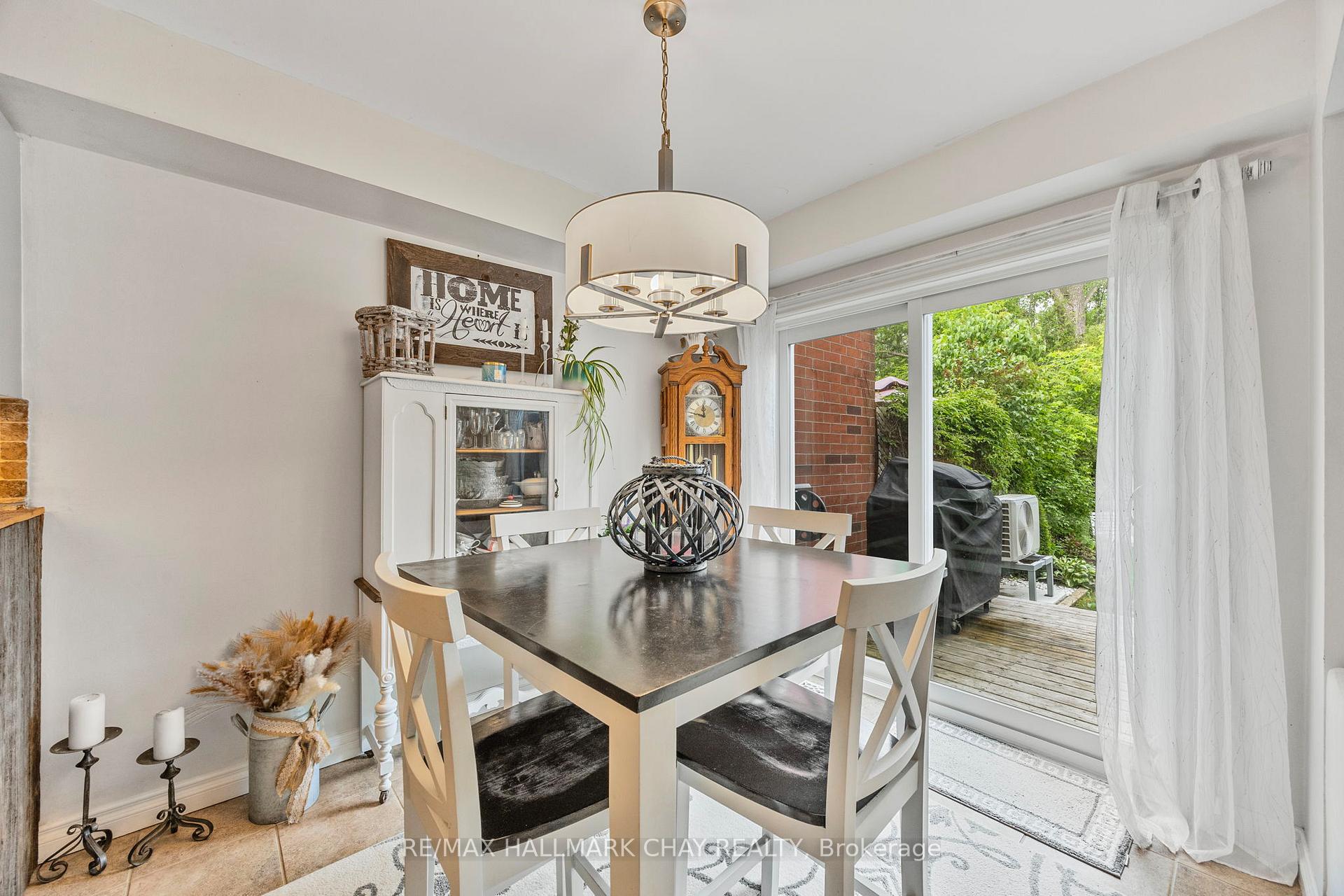 Photo 5 of 44 Pickett Crescent, Barrie, Innis-Shore — HOMEH