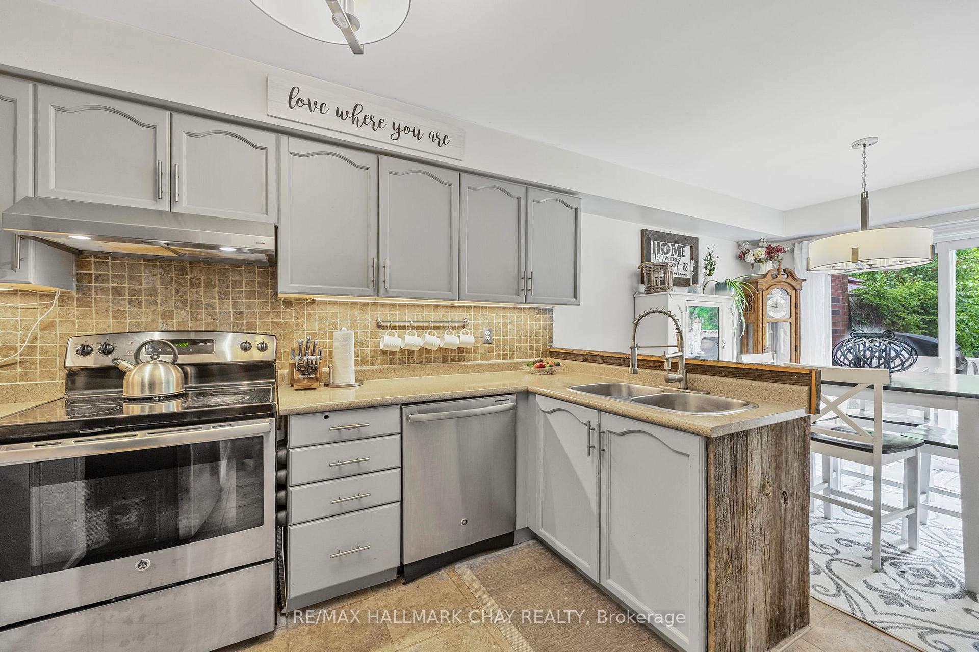 Photo 8 of 44 Pickett Crescent, Barrie, Innis-Shore — HOMEH