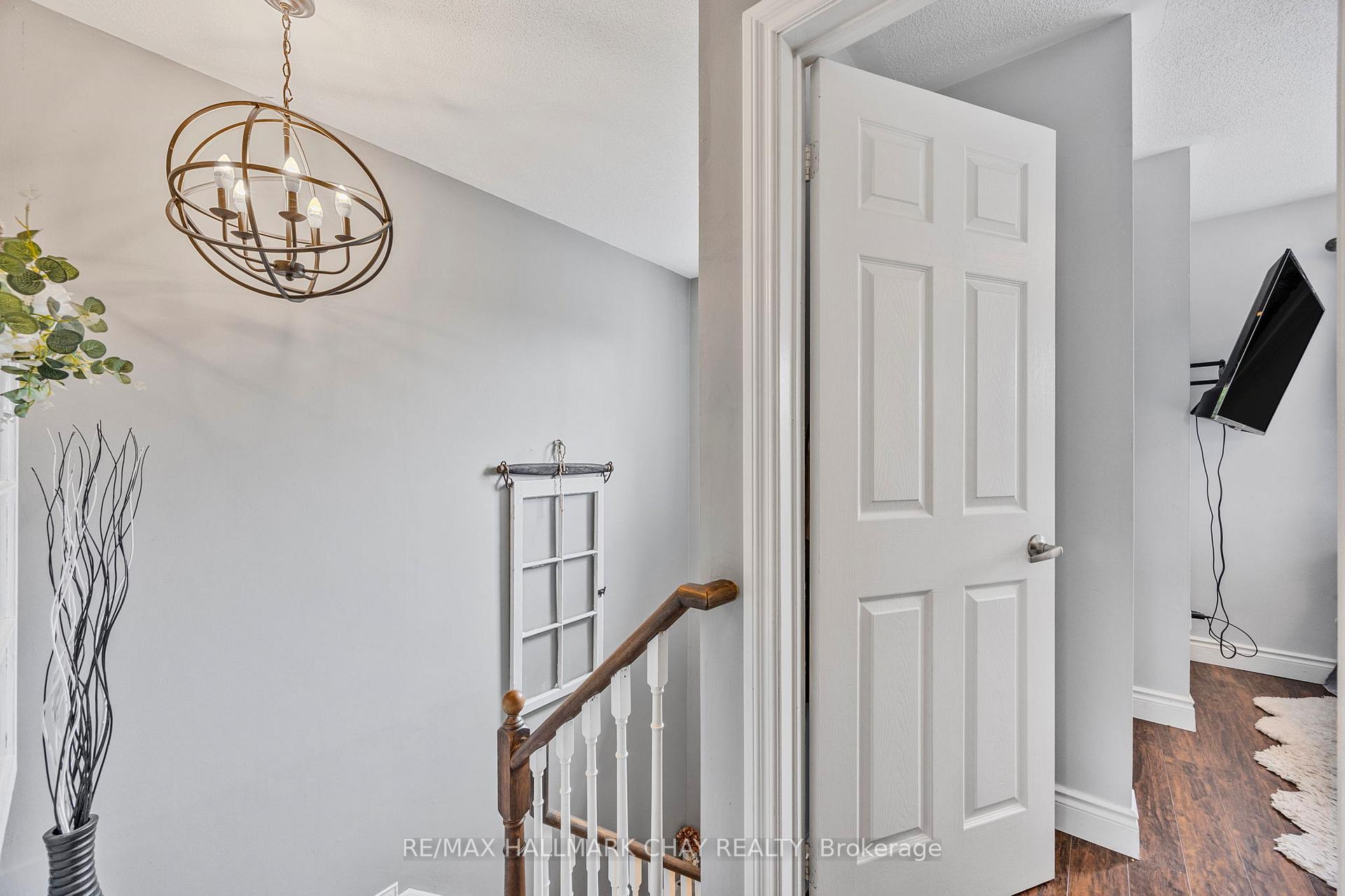 Photo 10 of 44 Pickett Crescent, Barrie, Innis-Shore — HOMEH