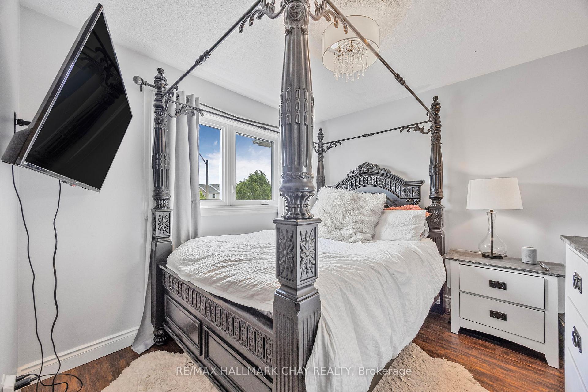 Photo 11 of 44 Pickett Crescent, Barrie, Innis-Shore — HOMEH