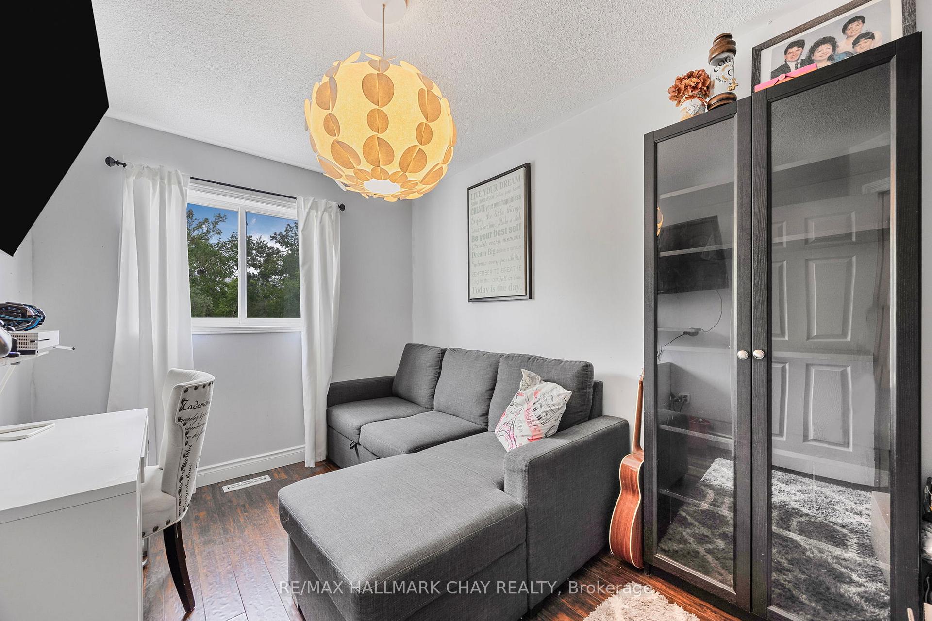 Photo 13 of 44 Pickett Crescent, Barrie, Innis-Shore — HOMEH