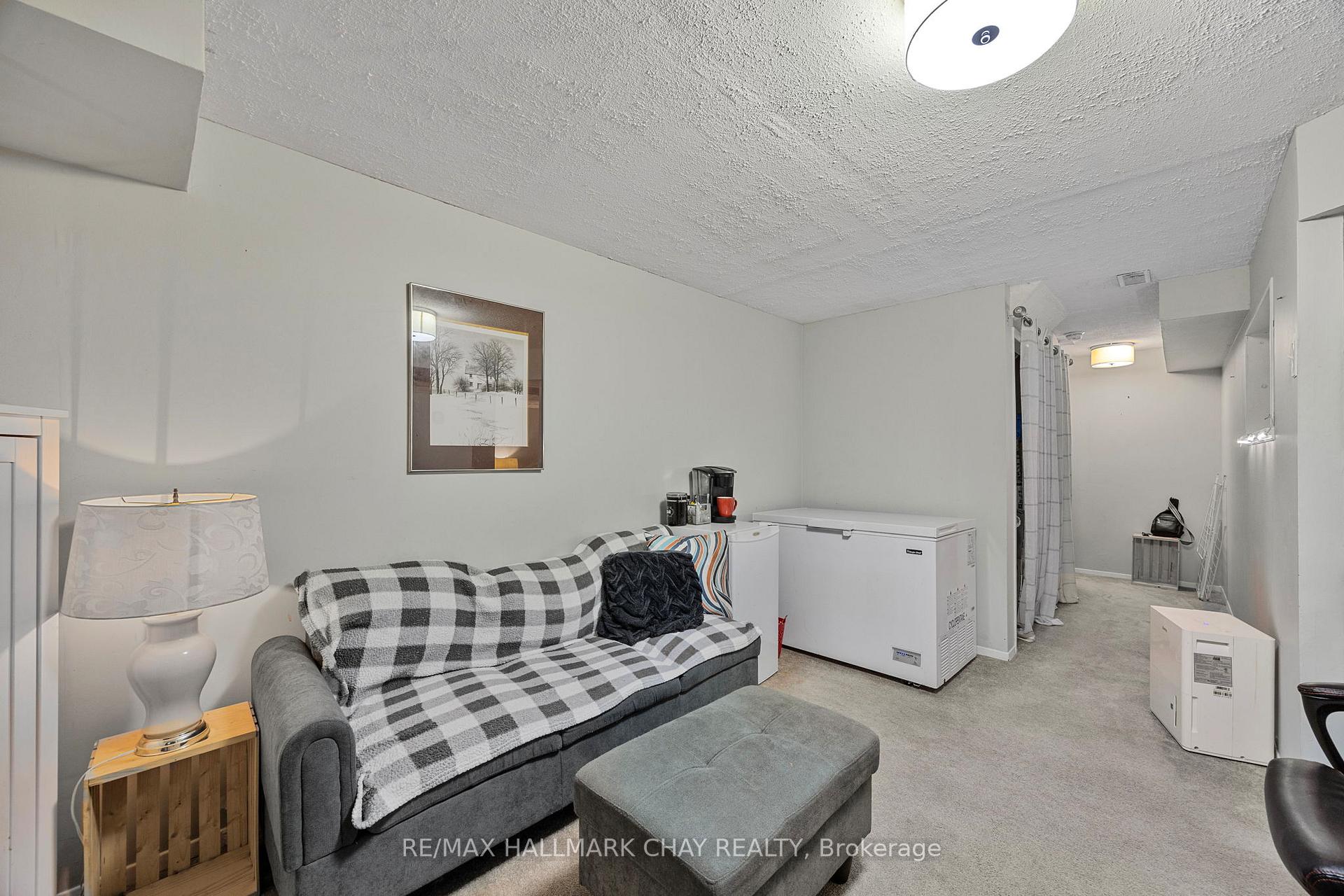 Photo 14 of 44 Pickett Crescent, Barrie, Innis-Shore — HOMEH